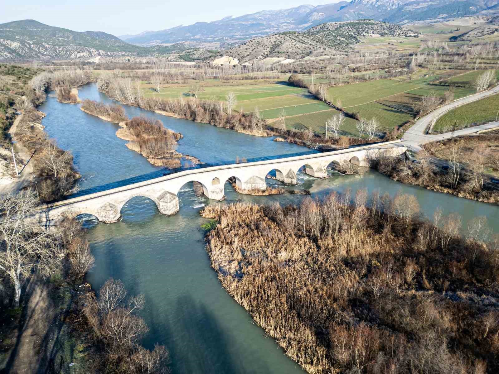 Tokat’ta ismiyle özdeşleşen 8 asırlık köprü tarihe meydan okuyor