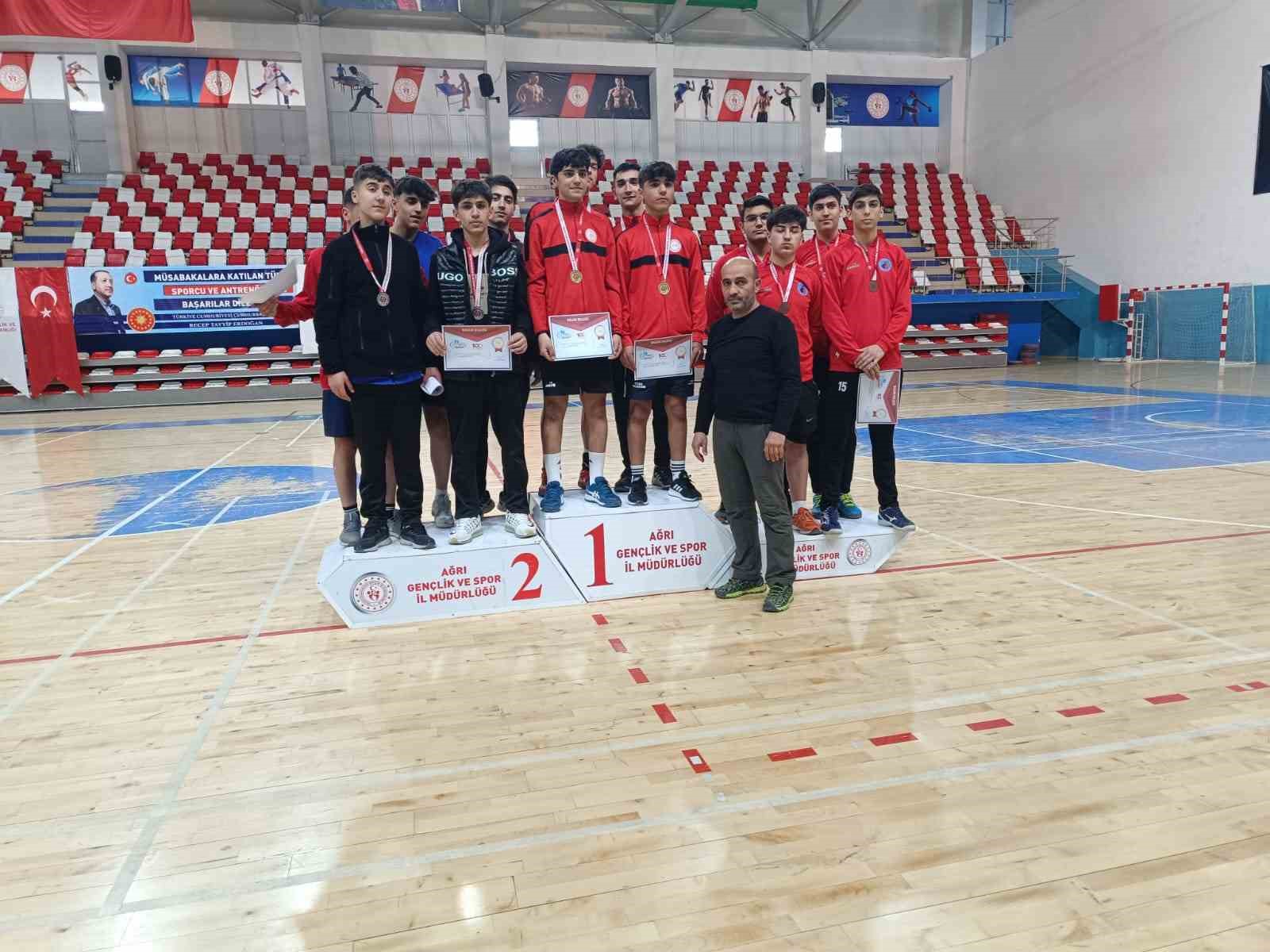 Ağrı&rsquo;da gen&ccedil;ler badmintonta yarıştı
