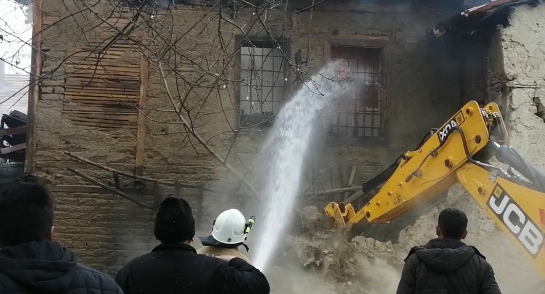2 katlı ahşap evde yangın çıktı, 50 küçükbaş hayvan son anda kurtarıldı