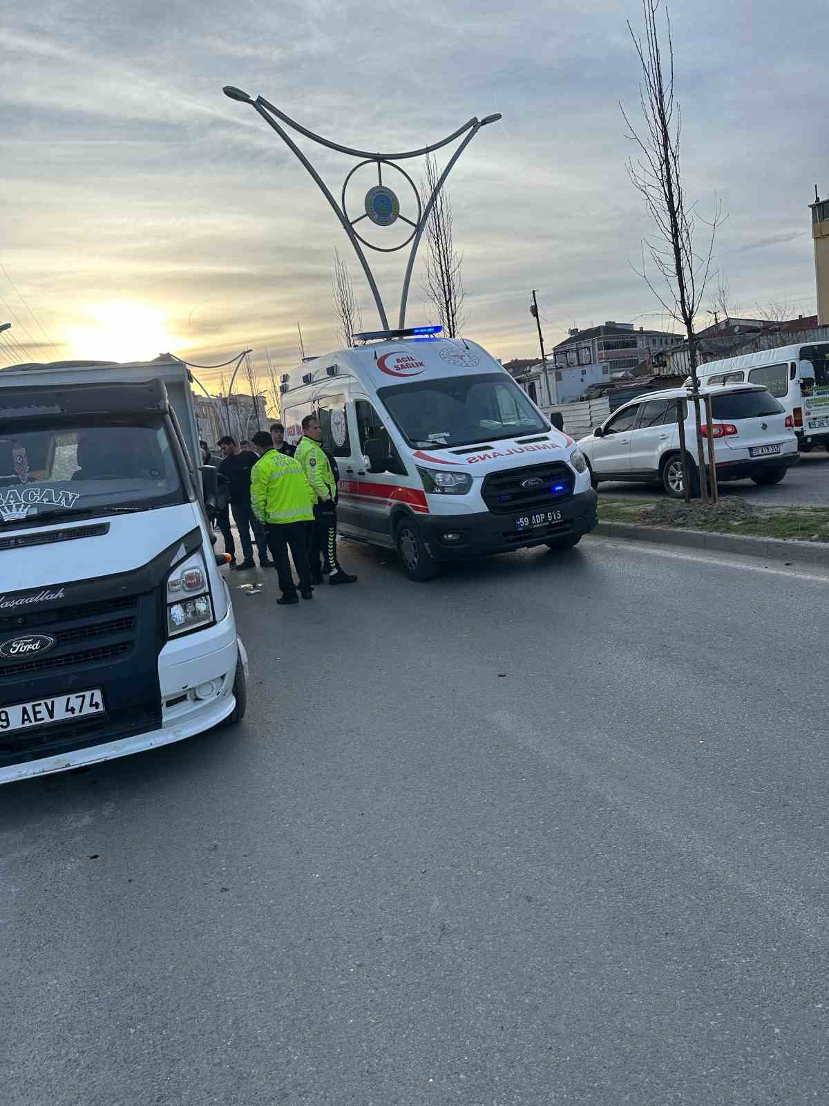 Kamyonete &ccedil;arpan motosikletin s&uuml;r&uuml;c&uuml;s&uuml; ağır yaralandı
