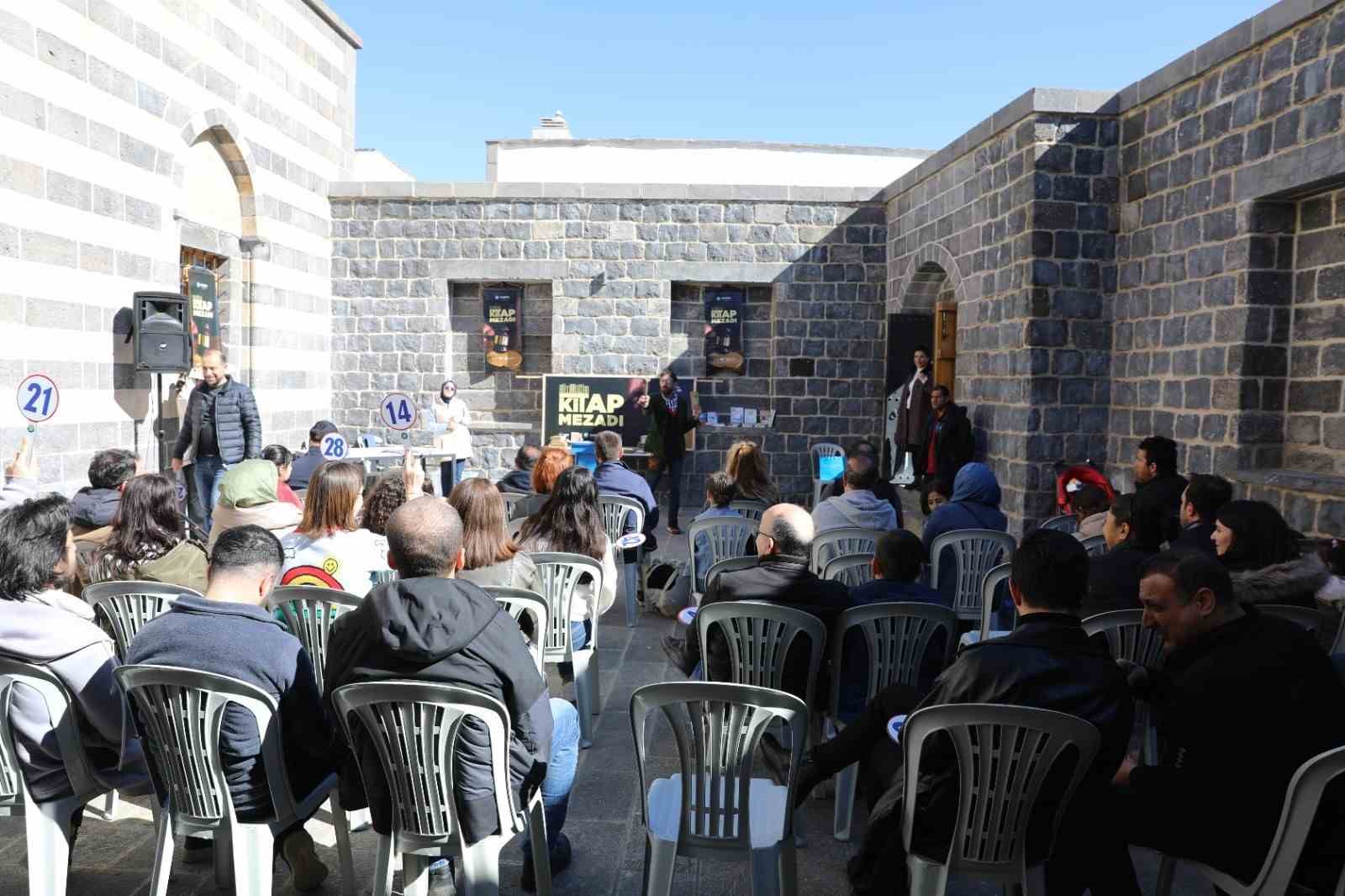 Diyarbakır&rsquo;da Paşa Hamamı&rsquo;nda kitap mezadı yapıldı
