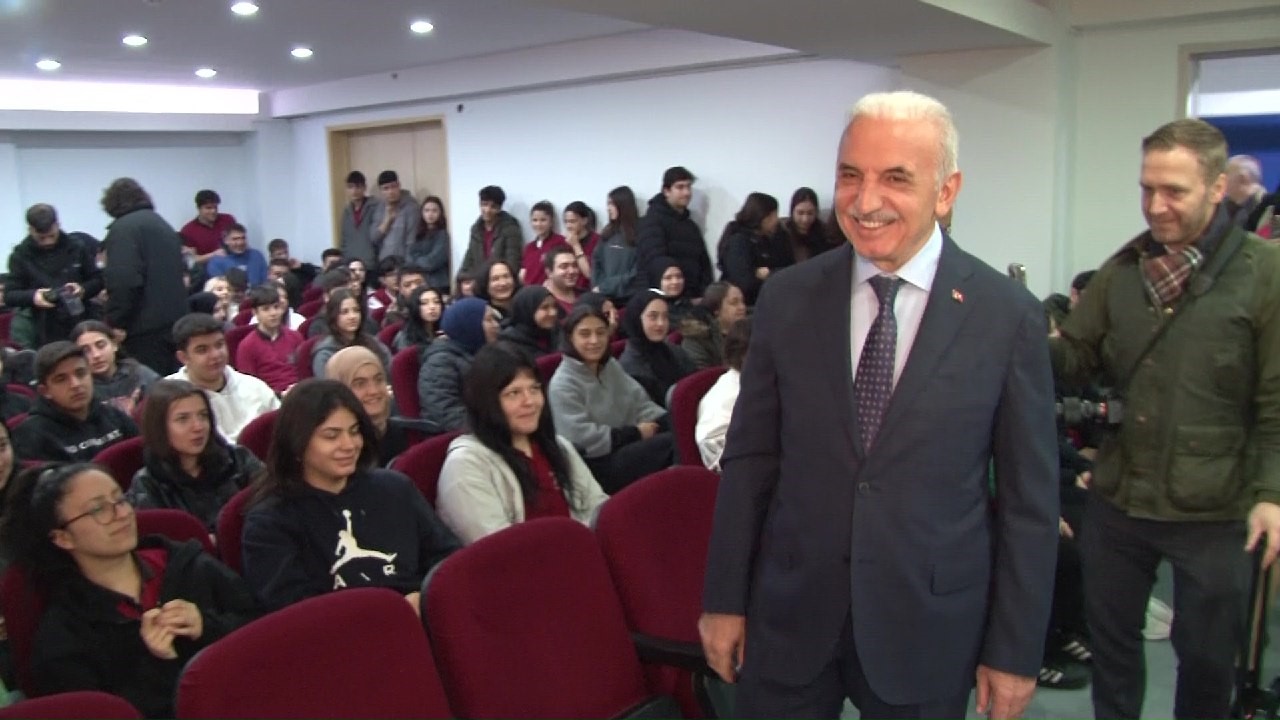 &Uuml;mraniye Belediye Başkanı İsmet Yıldırım bayrak t&ouml;reninde &ouml;ğrencilerle buluştu
