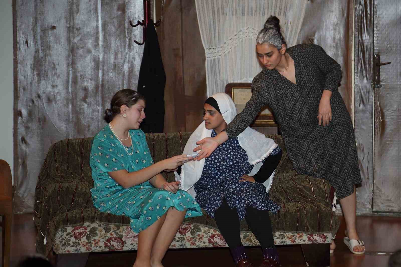 AKM Lise Tiyatro Ekibi ayakta alkışlandı
