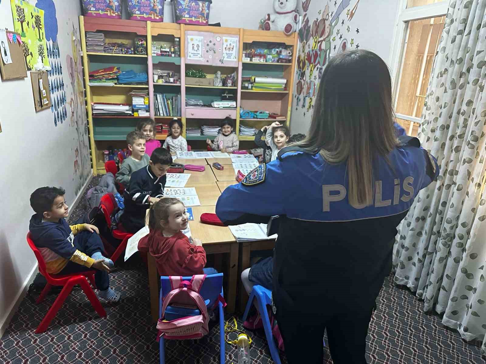 Polisten anaokulu öğrencilerine meslek tanıtımı