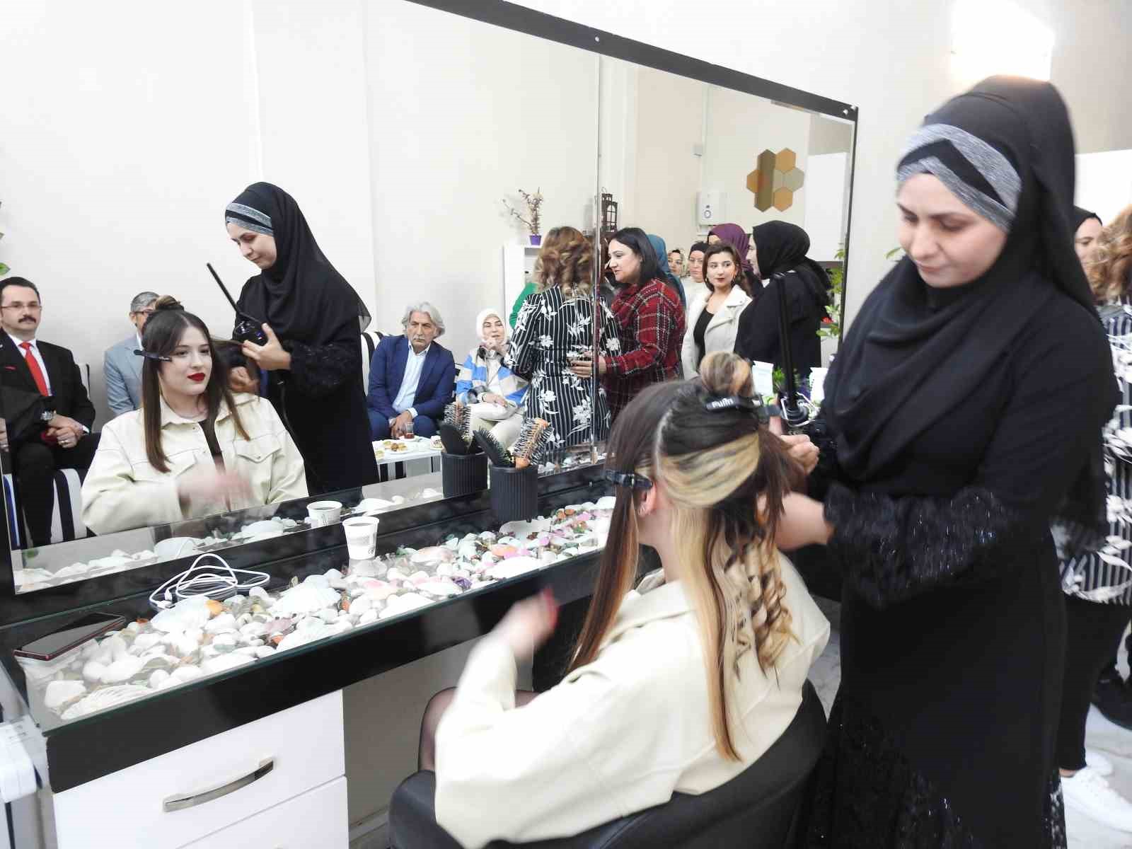 İhtiya&ccedil; sahibi kadınlar iş sahibi oldu
