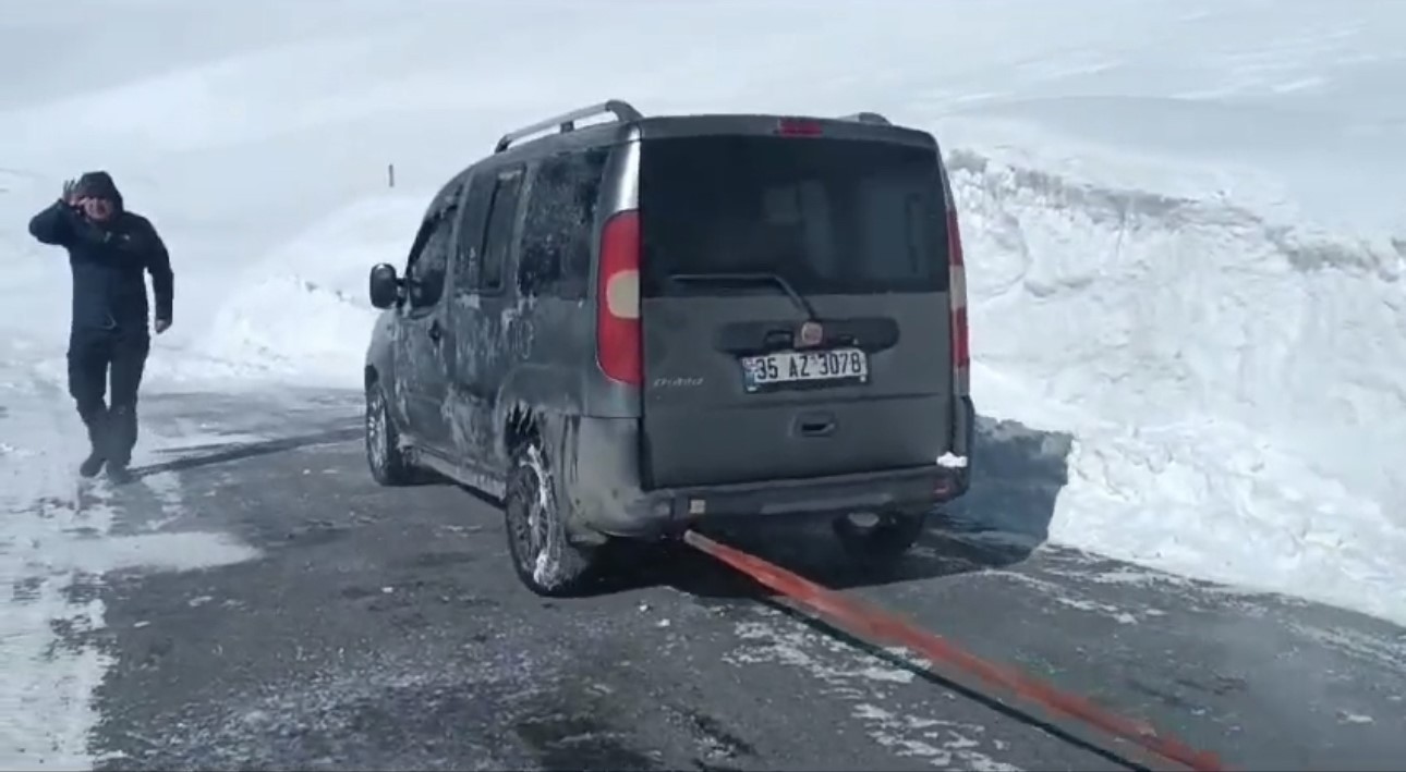 Karda mahsur kalan ara&ccedil; ve i&ccedil;indekiler kurtarıldı

