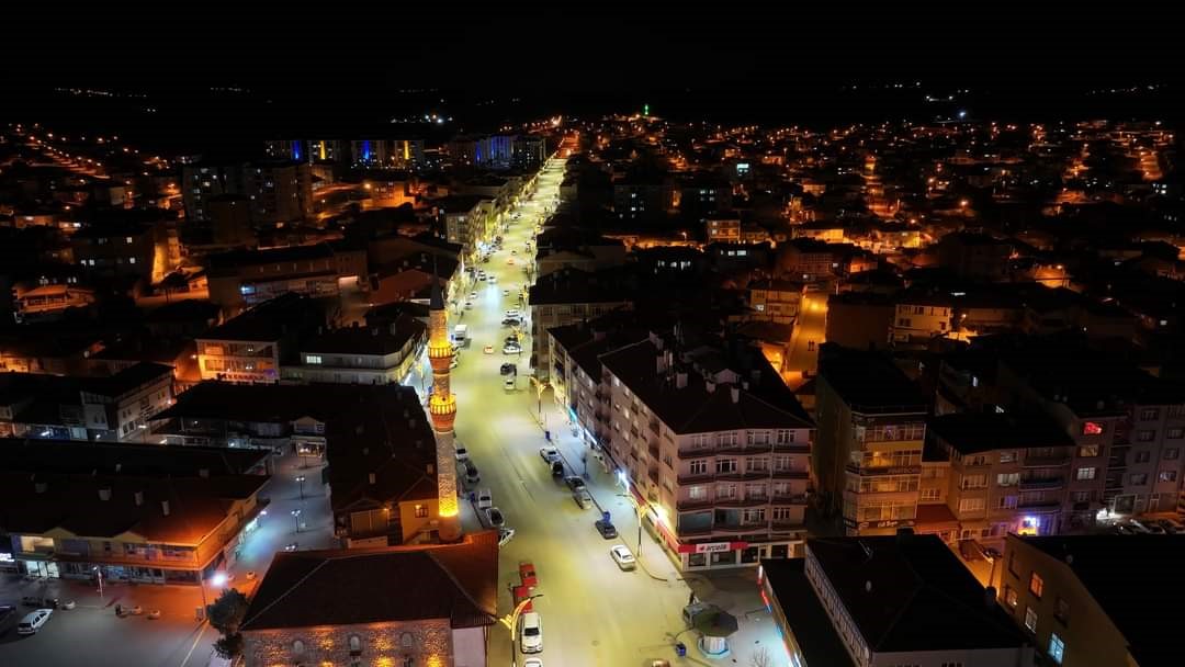 Alaca, led aydınlatmalar ile yıldız gibi parladı