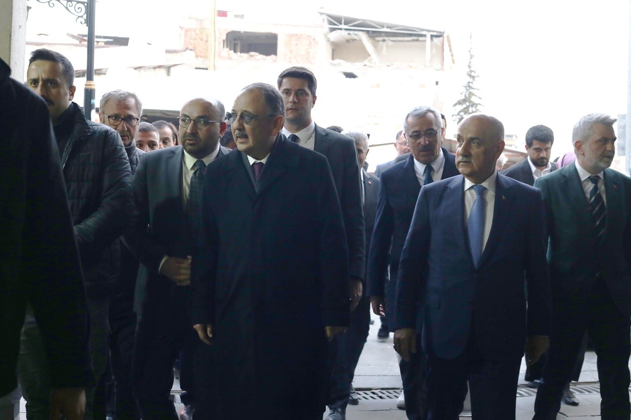 Bakan &Ouml;zhaseki: "Gelecek senenin ortalarına kadar b&uuml;t&uuml;n hak sahiplerinin konutlarını bitireceğiz"
