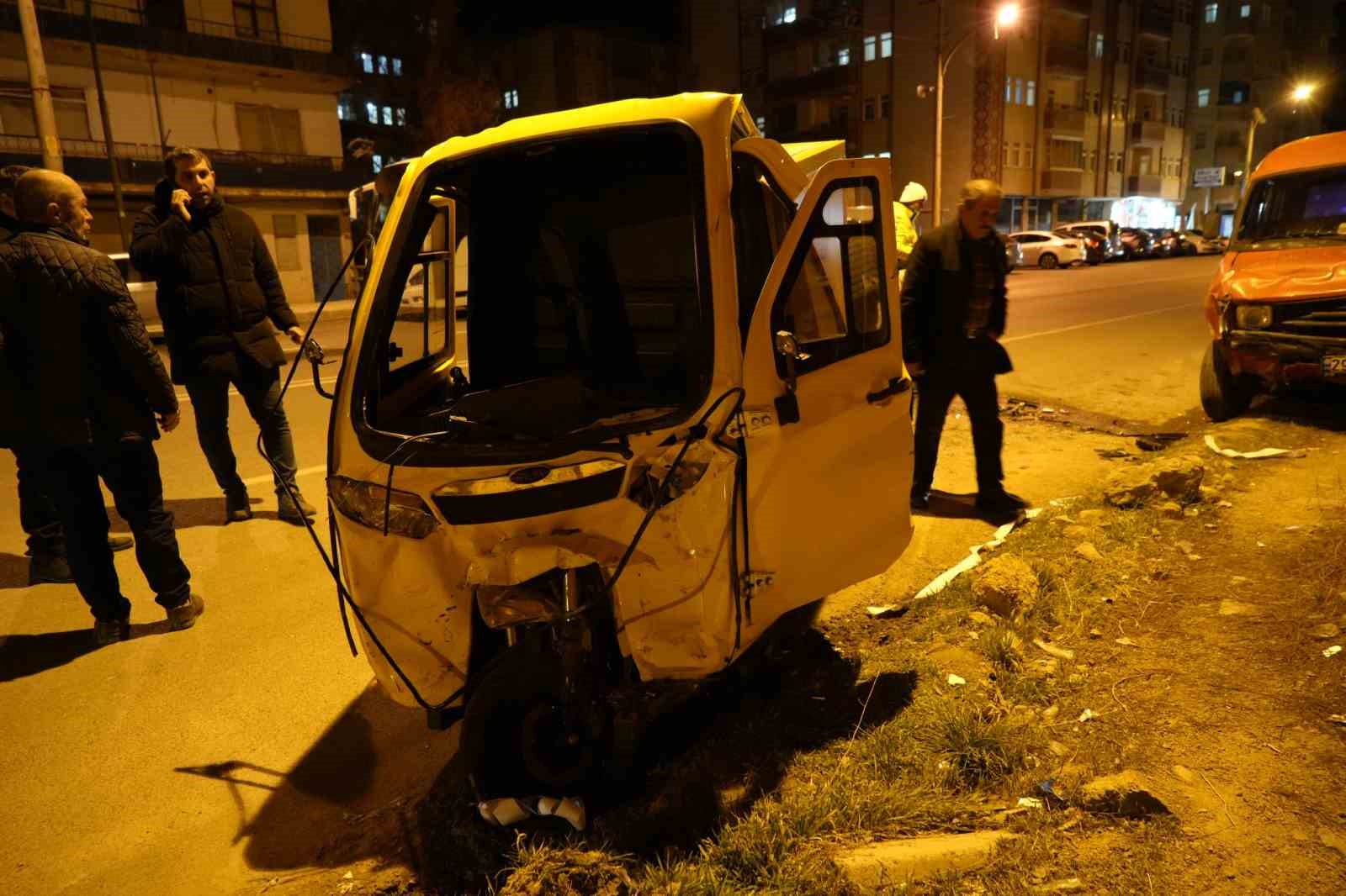 Minibüsle kafa kafaya çarpışan motosikletli kurye yaralandı