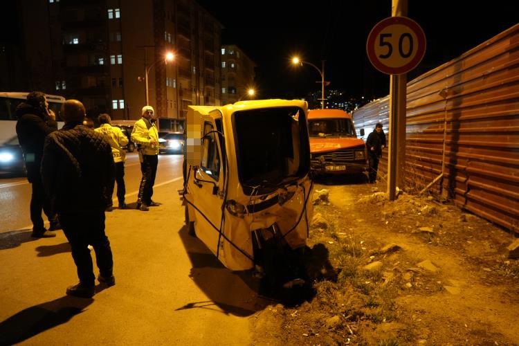 Minibüsle kafa kafaya çarpışan motosikletli kurye yaralandı