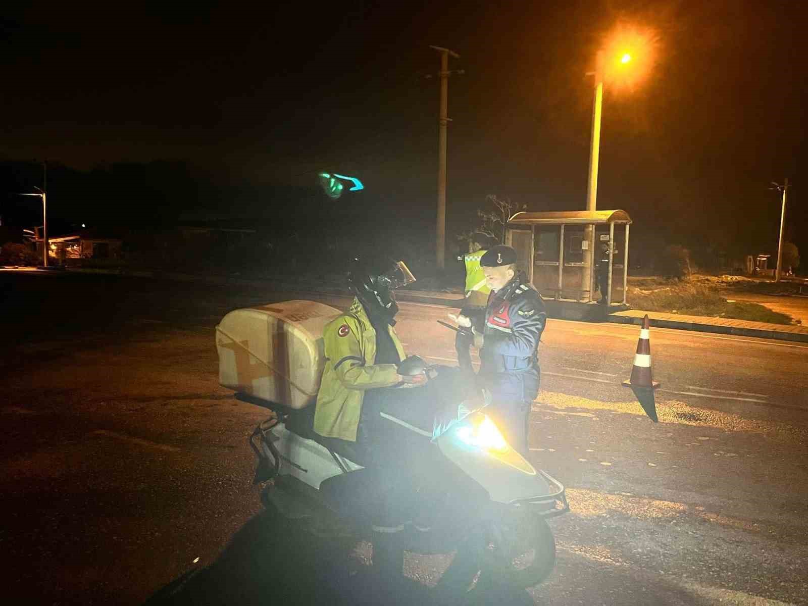 Çeşme’de polis ve jandarma ekiplerince sıkı denetim