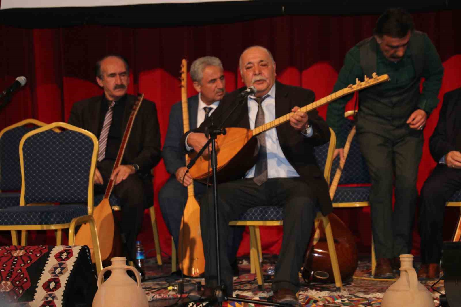 Van&rsquo;da &lsquo;Aşıklar Şenliği&rsquo; d&uuml;zenlendi
