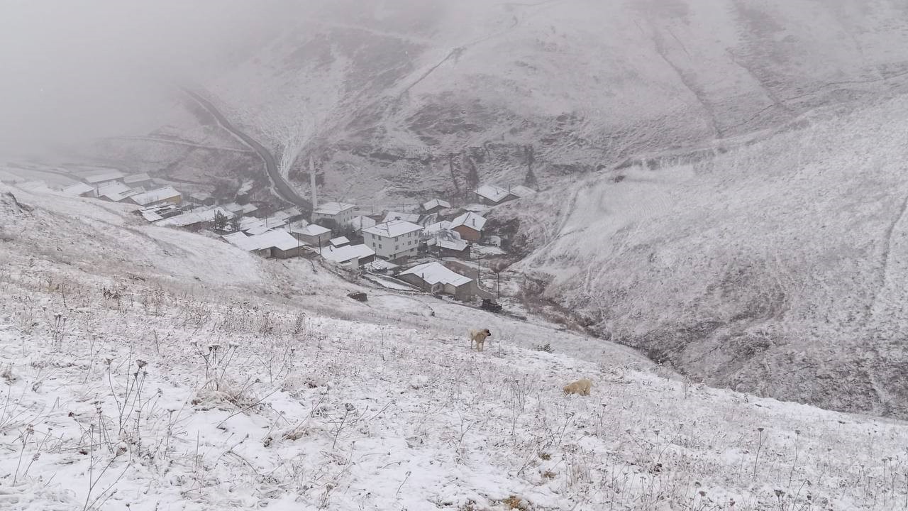 2 bin 350 rakımlı köyde kar kalınlığı 4 metreye ulaştı 