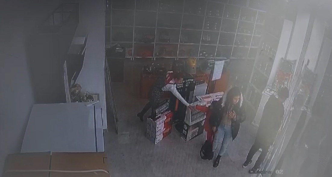 Radyat&ouml;r hortumu patlayan otomobilden kadın ve &ccedil;ocuk kendilerini korkuyla dışarı attı
