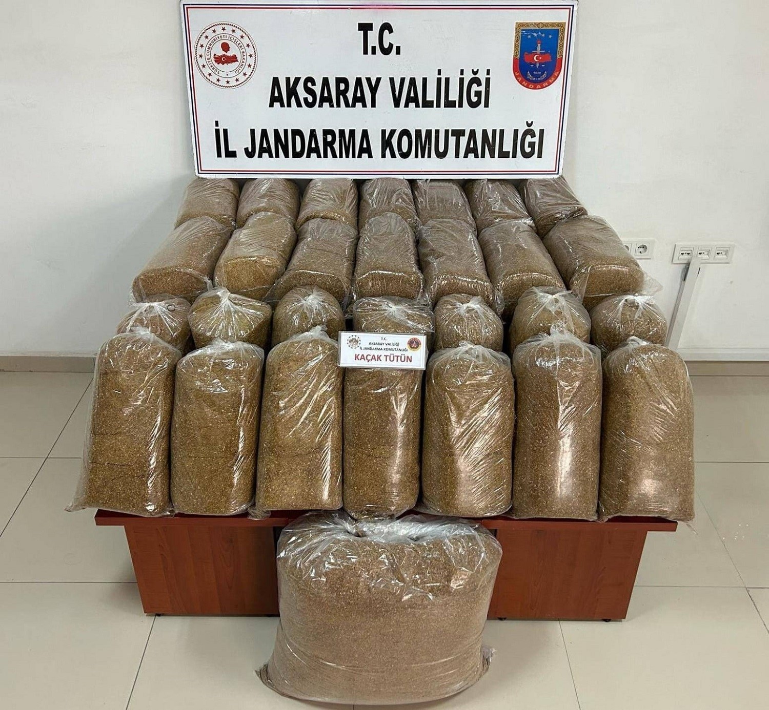 Aksaray’da durdurulan yolcu otobüsünde 168 kilo kaçak tütün ele geçirildi