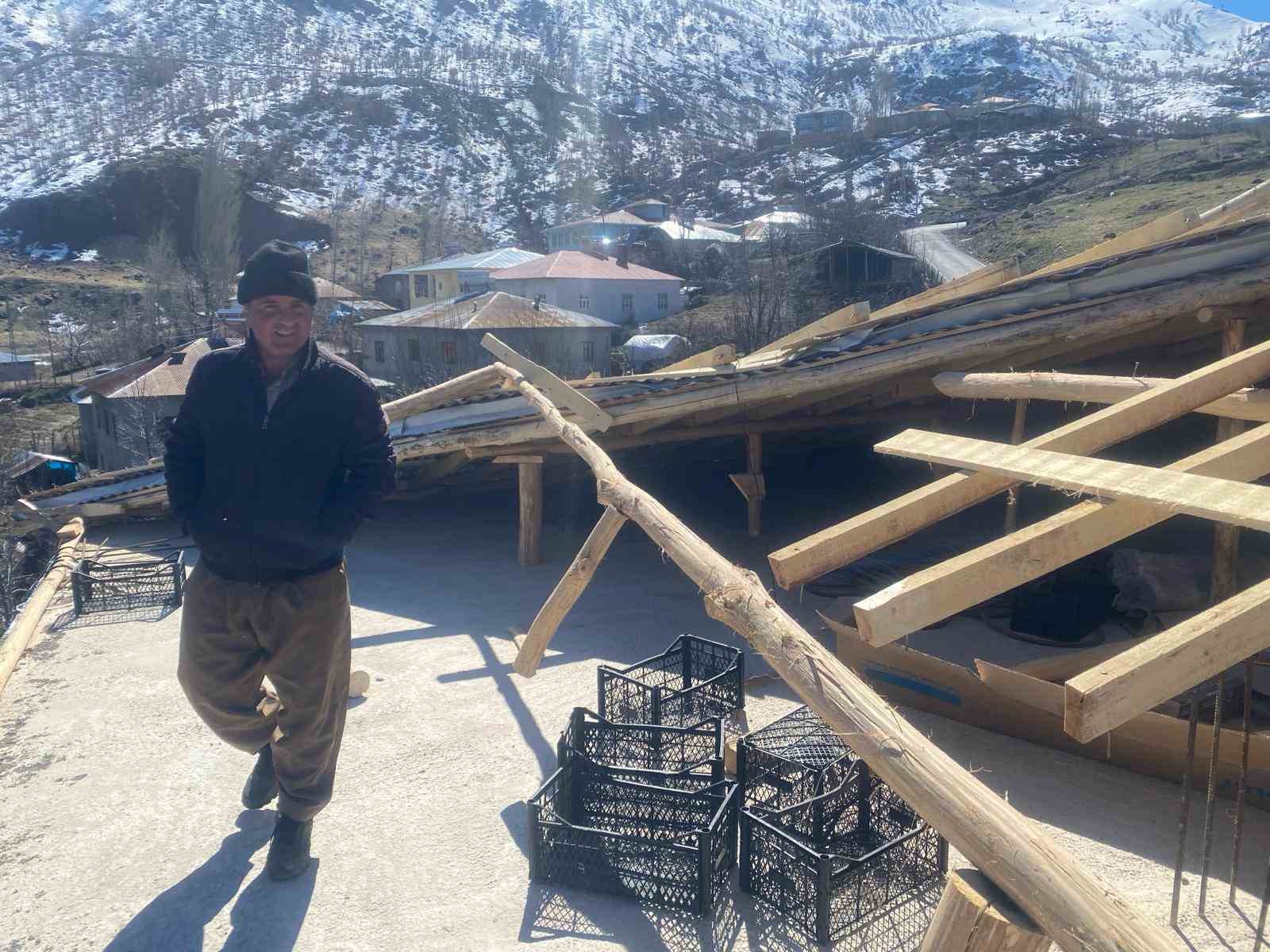 Derecik&rsquo;te etkili olan fırtına ev ve ahırın &ccedil;atısını u&ccedil;urdu
