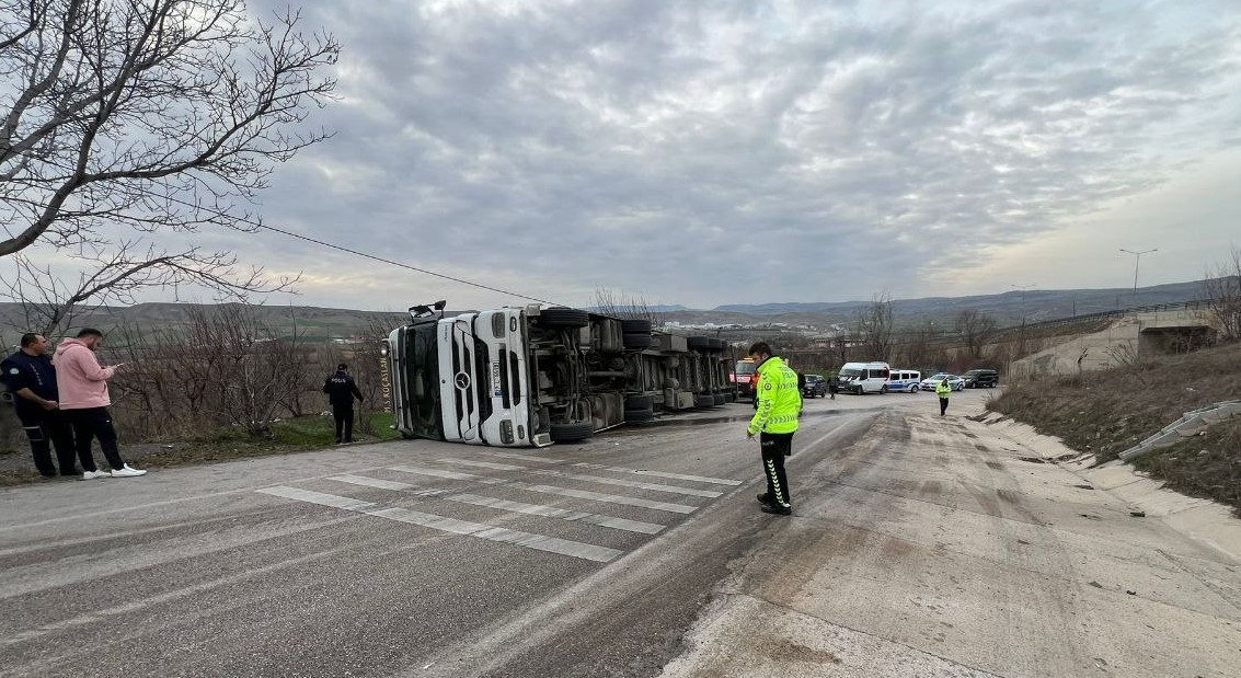 Amasya’da tır yan yatarak devrildi