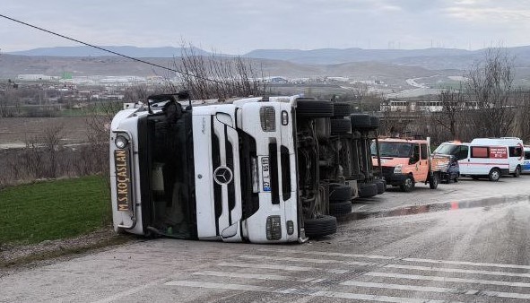 Amasya’da tır yan yatarak devrildi
