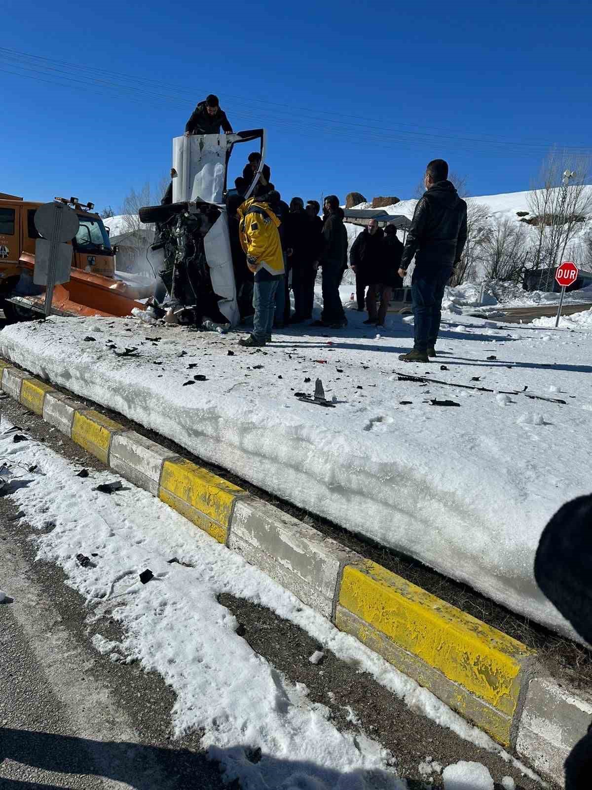 Hafif ticari ara&ccedil; iş makinesine &ccedil;arptı: 1 yaralı
