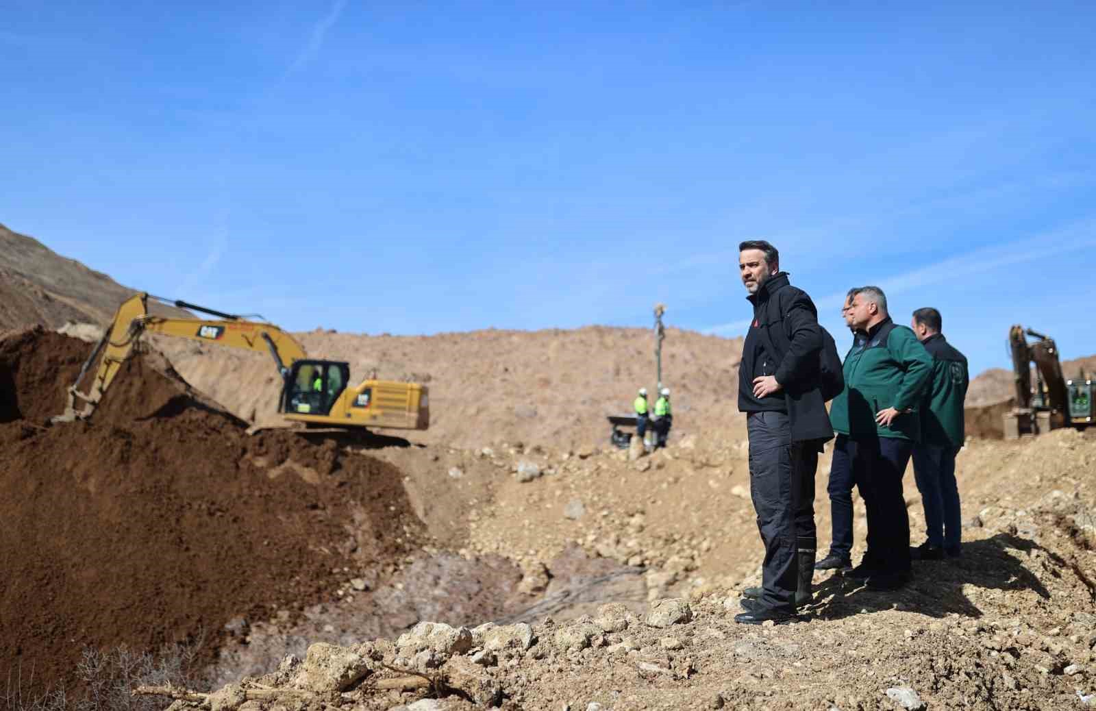 İli&ccedil;&rsquo;te vadiden akan suyun yığına karışmaması i&ccedil;in tahliye işlemi devam ediyor
