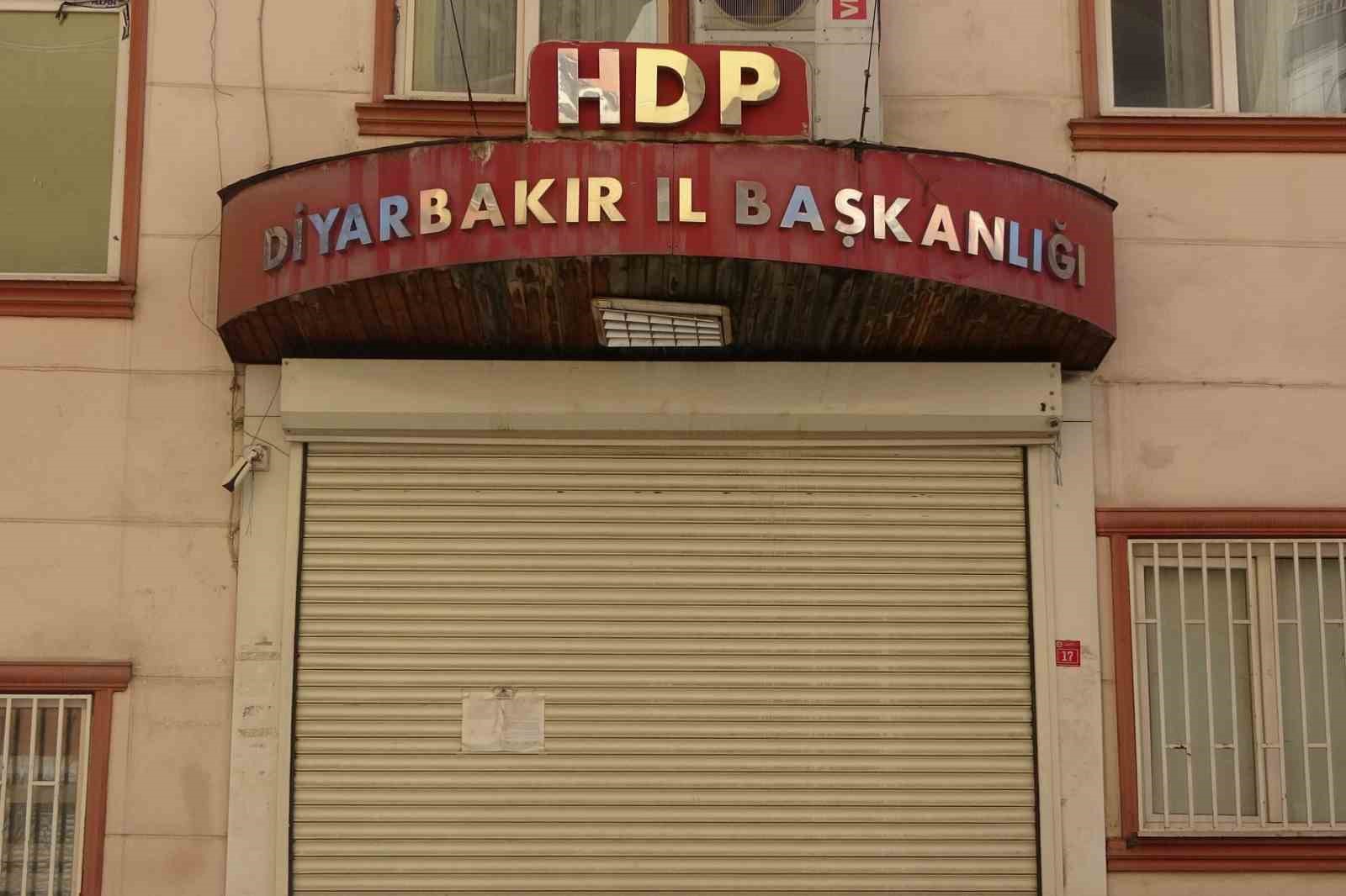 HDP il binası &ouml;n&uuml;ndeki aileler evlat m&uuml;cadelesini s&uuml;rd&uuml;r&uuml;yor
