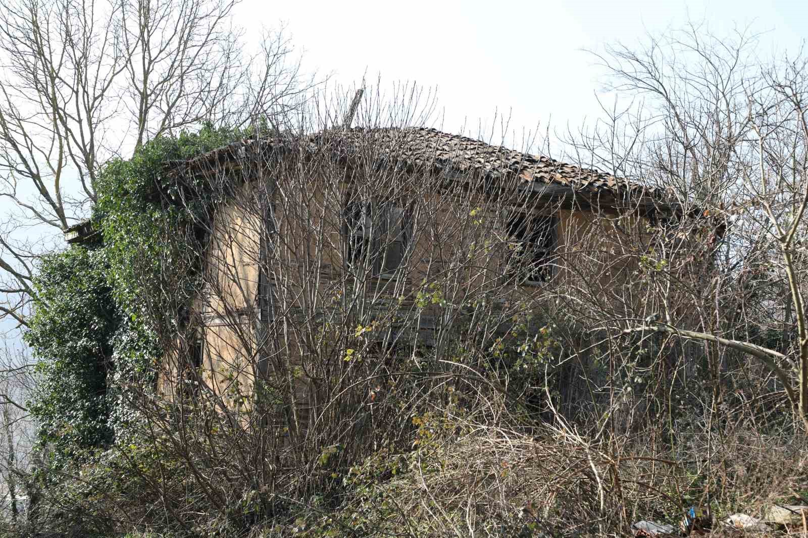 Mahalleli g&ouml;&ccedil; edince 100 yıllık cami de kendi haline terk edilmişti, harekete ge&ccedil;ildi
