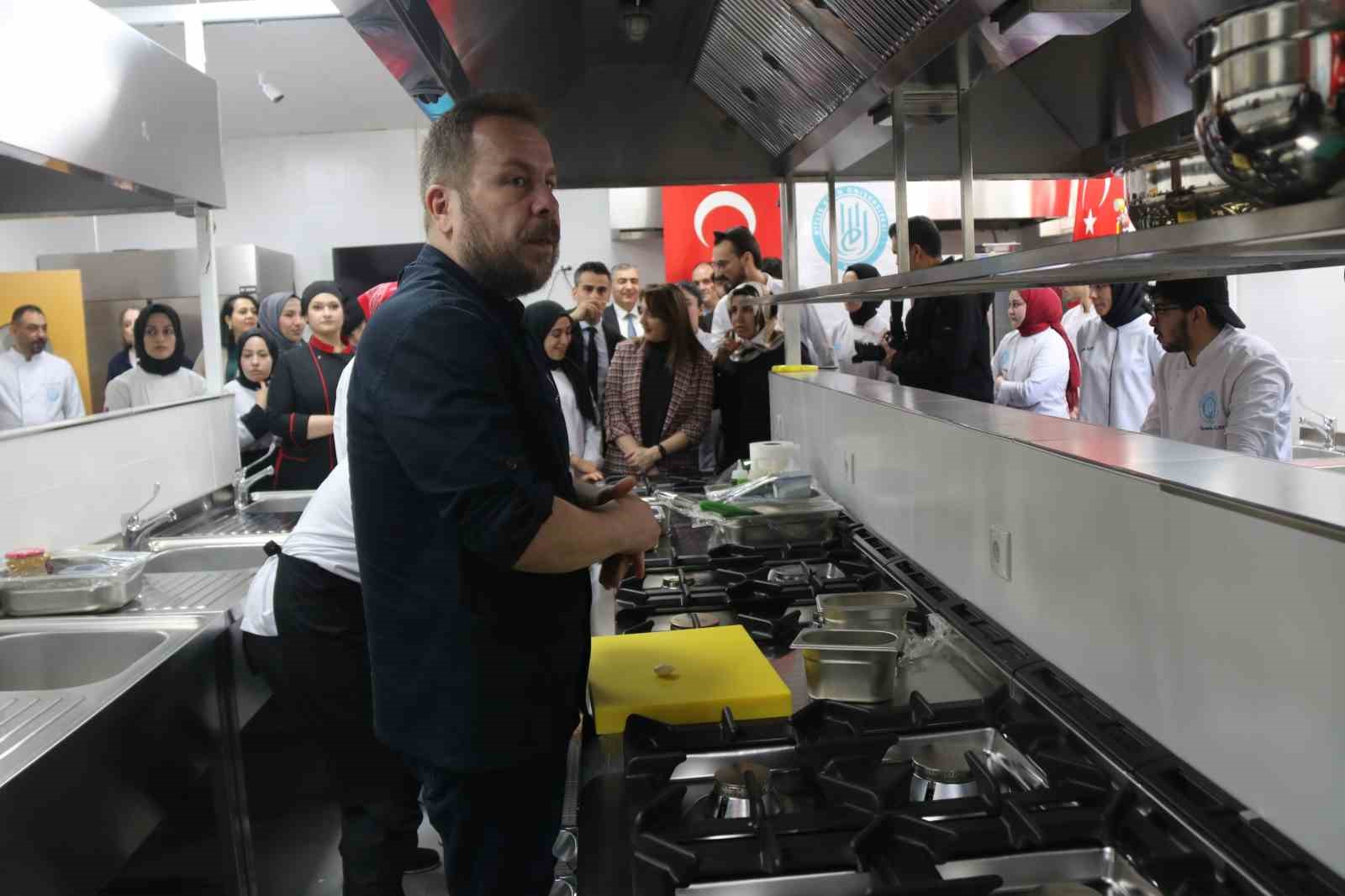 Ünlü gastronomi şefi üniversite öğrencileriyle yemek yaptı