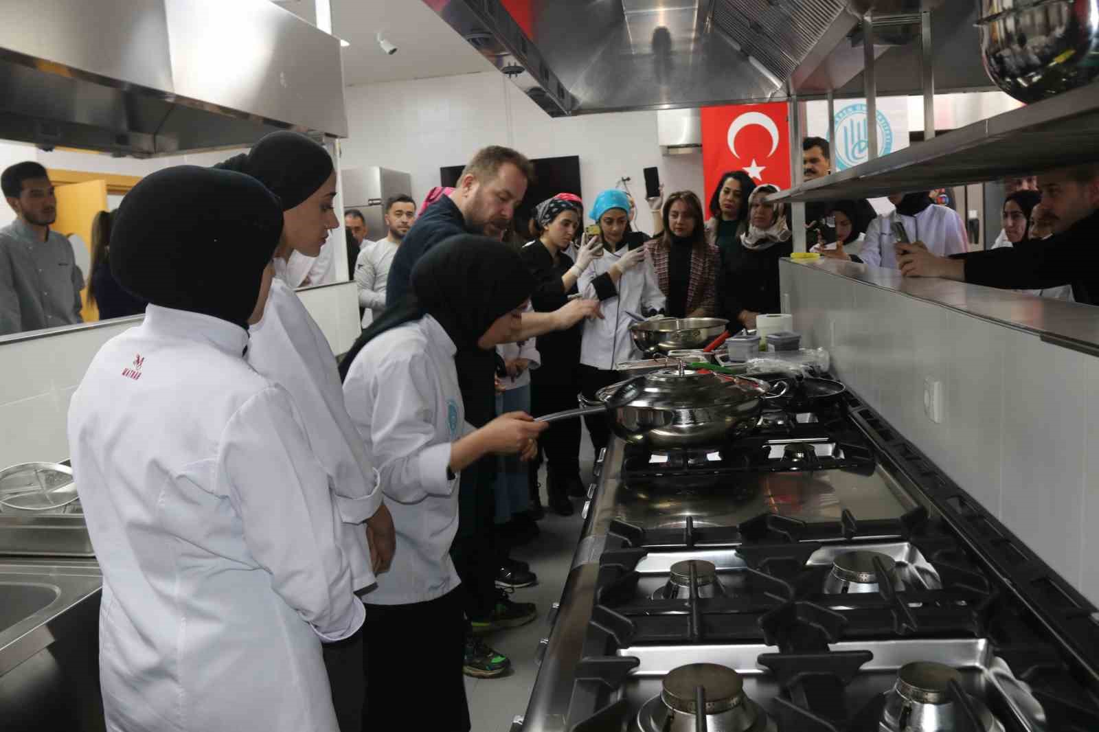 &Uuml;nl&uuml; gastronomi şefi &uuml;niversite &ouml;ğrencileriyle yemek yaptı
