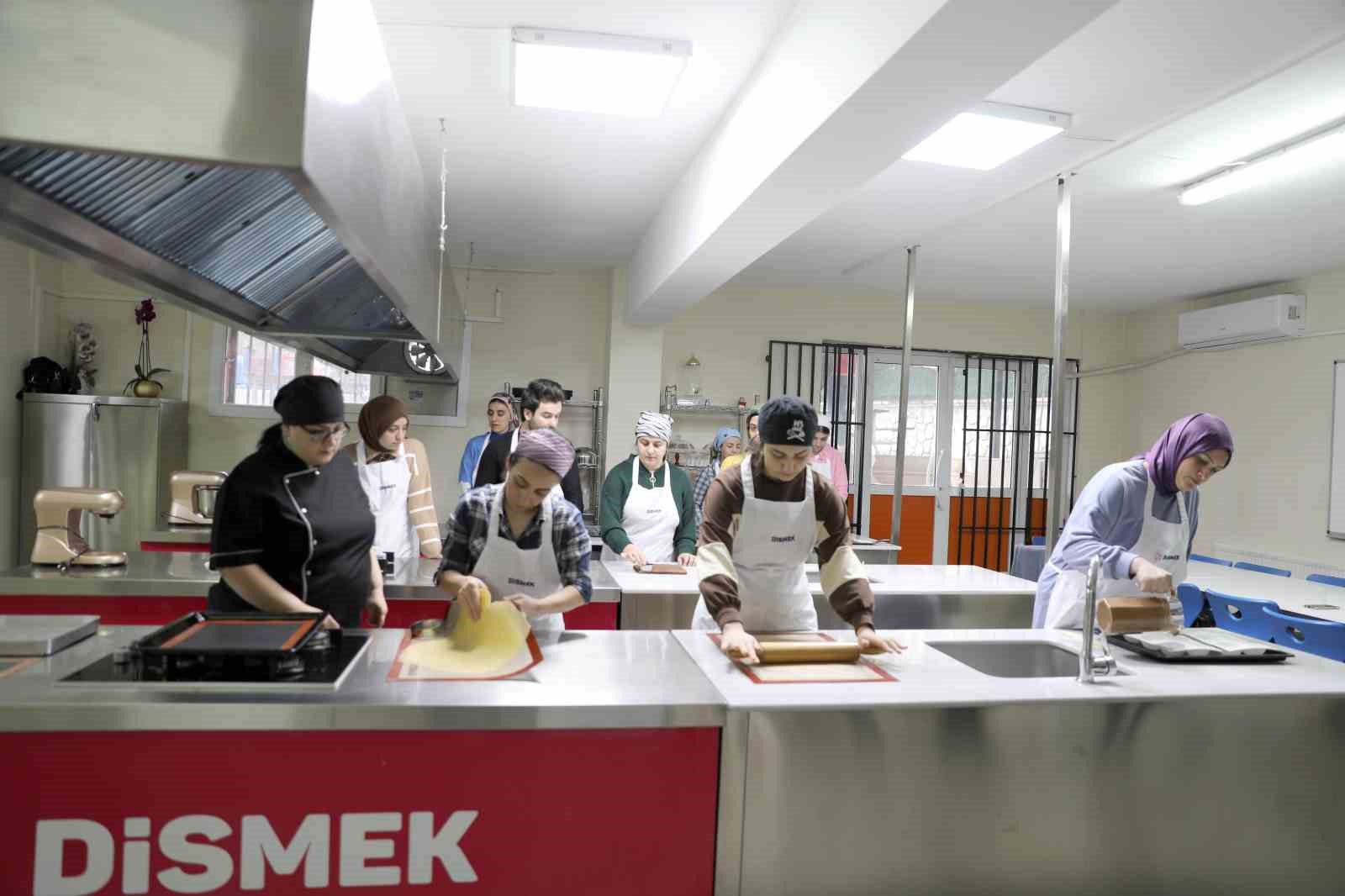 Diyarbakır&rsquo;da kursiyerler, y&ouml;resel ve d&uuml;nya mutfağı lezzetlerini &ouml;ğreniyor
