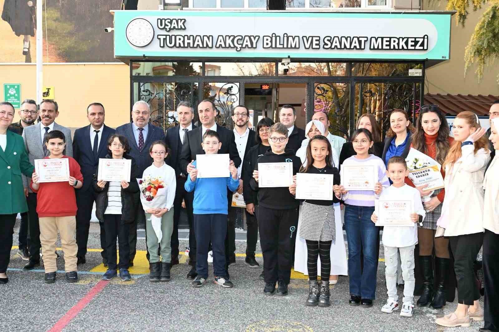 Uşaklı 8 &ouml;ğrenciden d&uuml;nya derecesi
