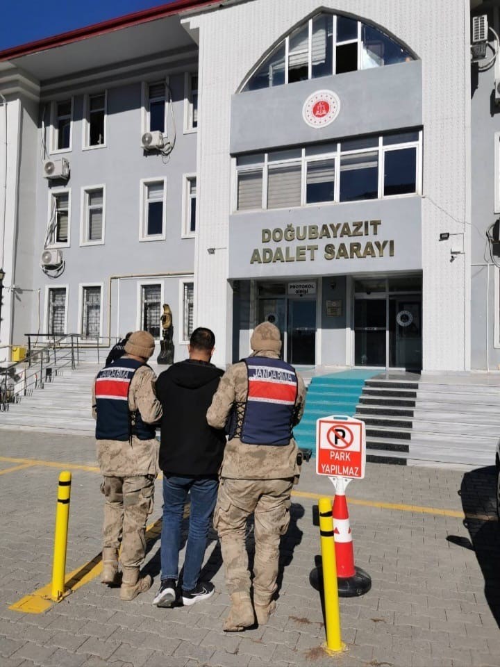 Ağrı&rsquo;da &ccedil;eşitli su&ccedil;lardan aranan 6 firari yakalandı
