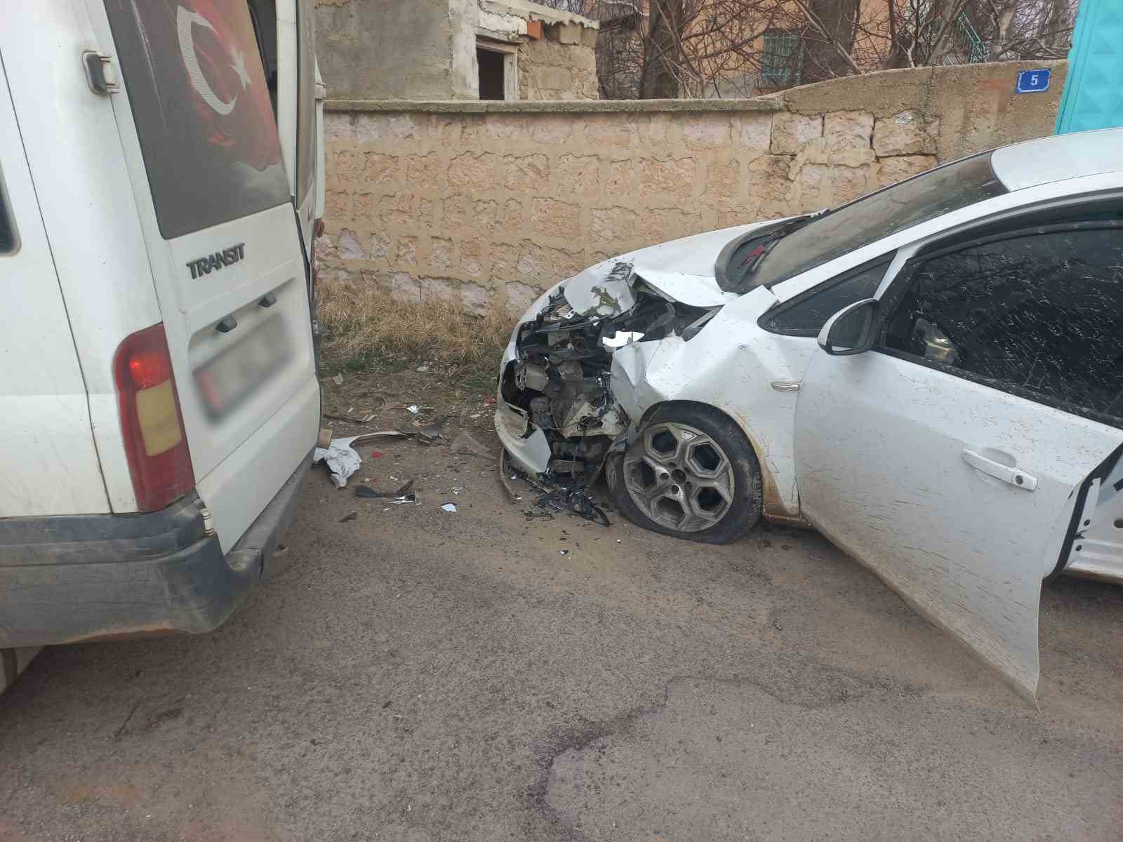 Niğde’de şüpheli aracı kovalayan polisler kaza yaptı