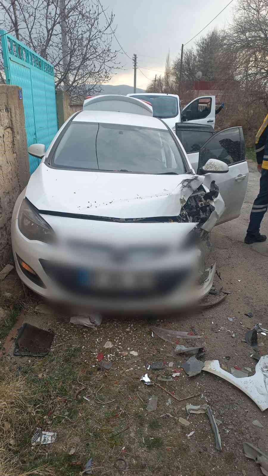 Niğde&rsquo;de ş&uuml;pheli aracı kovalayan polisler kaza yaptı
