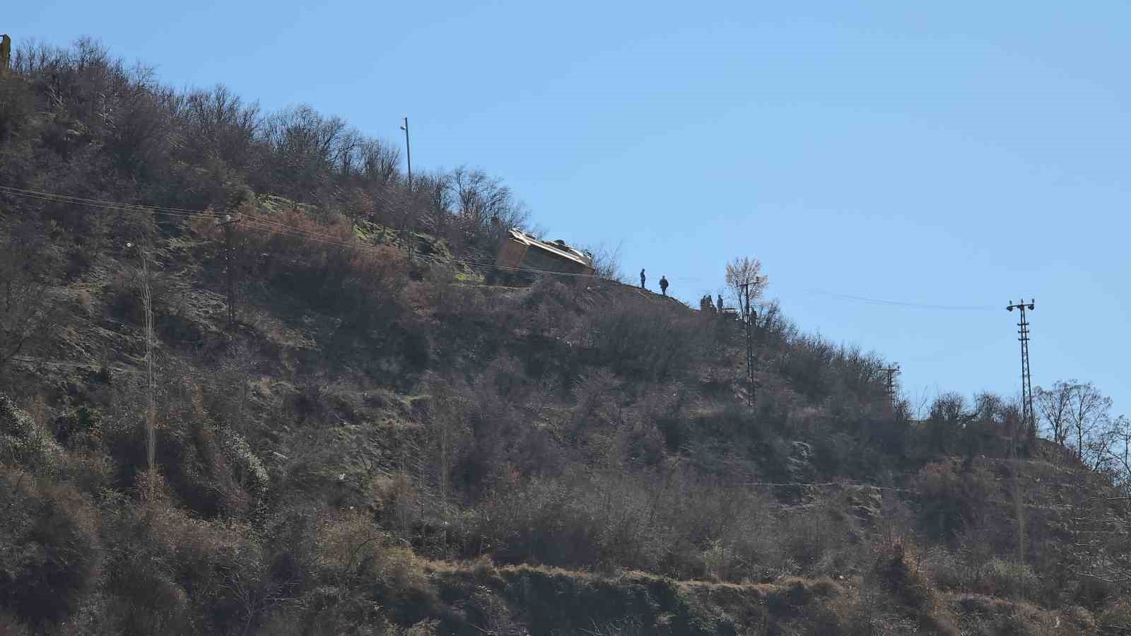 Hafriyat d&ouml;ken kamyon yan yattı
