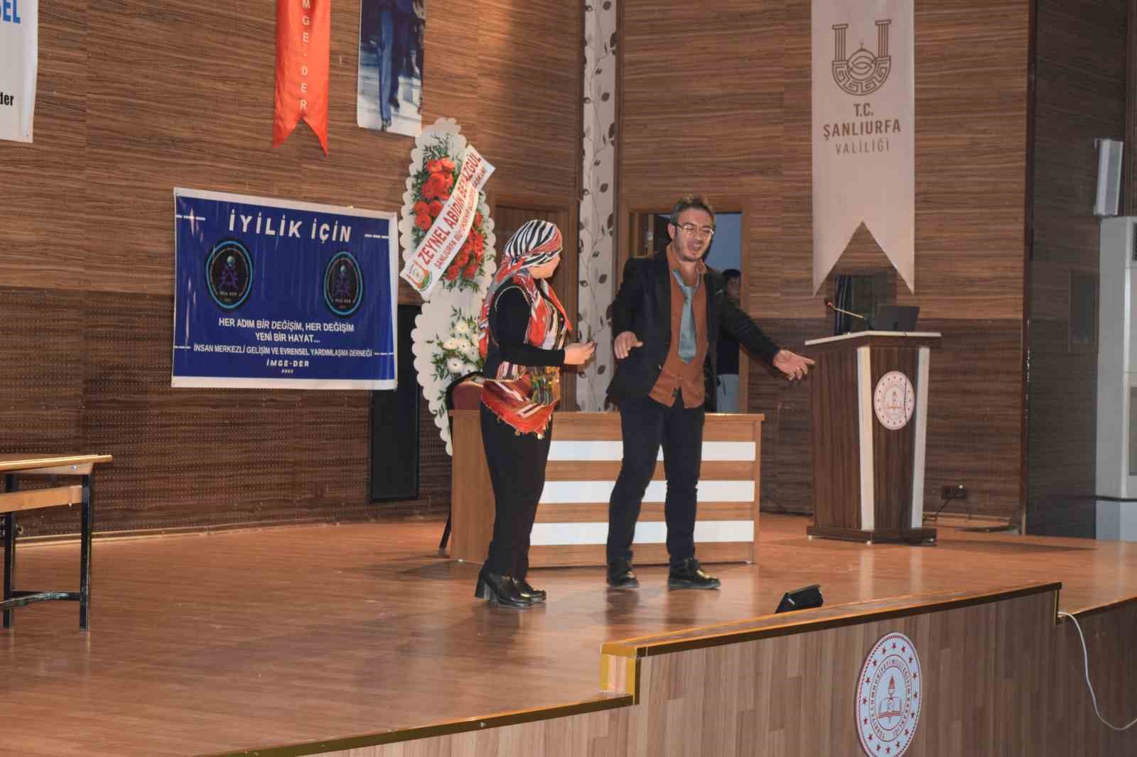 Depremzedeler yararına tiyatro g&ouml;sterimi ger&ccedil;ekleştirdi
