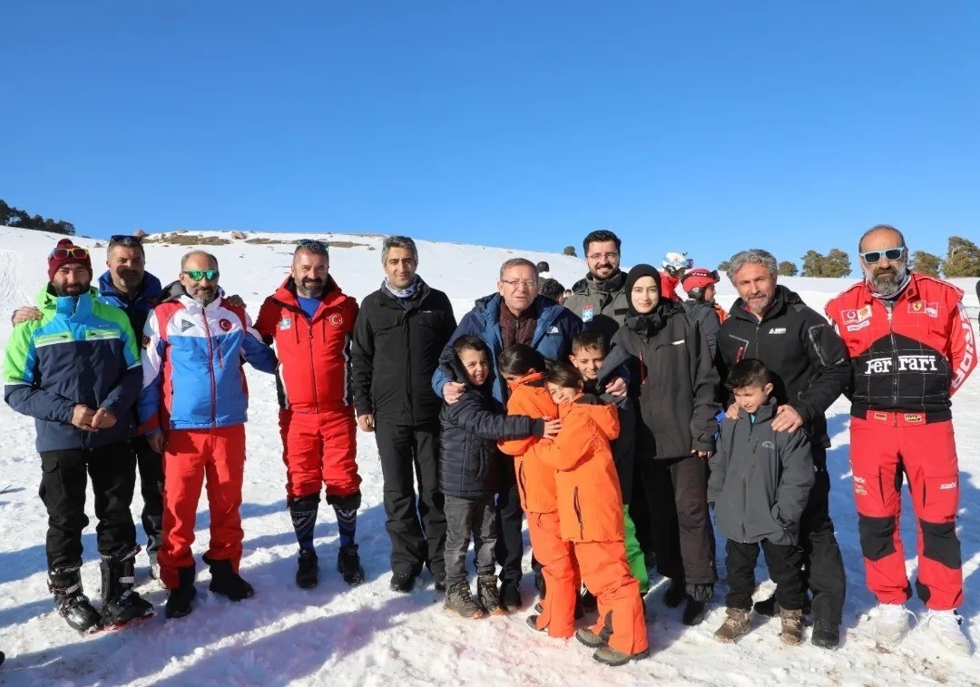 Karslı &ccedil;ocuklar kayak kaymayı &ouml;ğrendi
