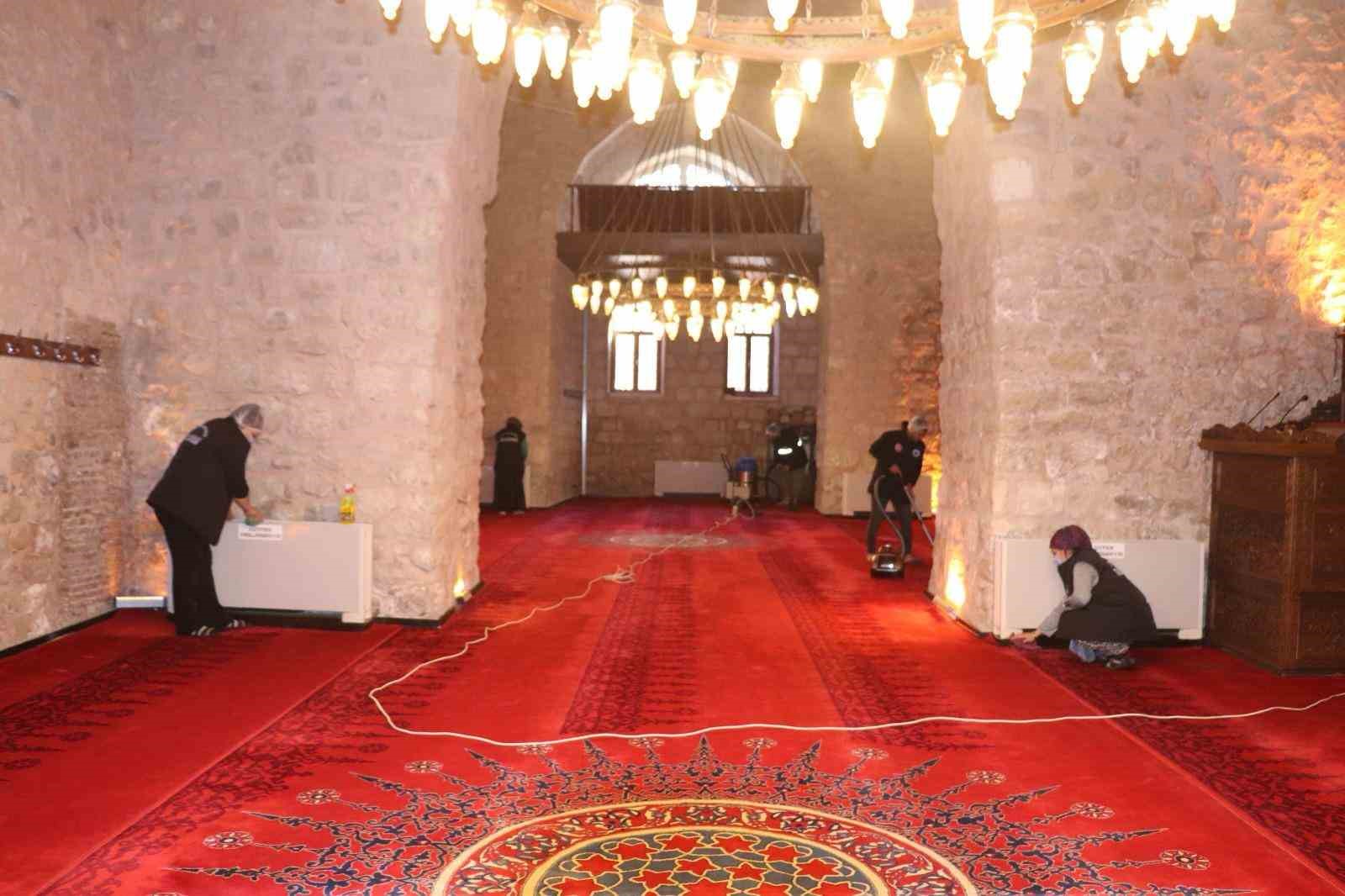 Siirt’te Ramazan ayı öncesi camilerde temizlik çalışması başlatıldı