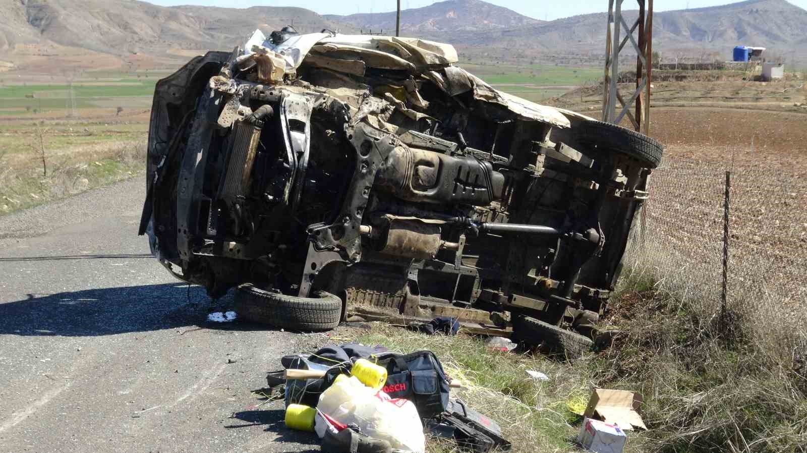 Batman’da takla atan minibüs hurdaya döndü: 3 ağır yaralı
