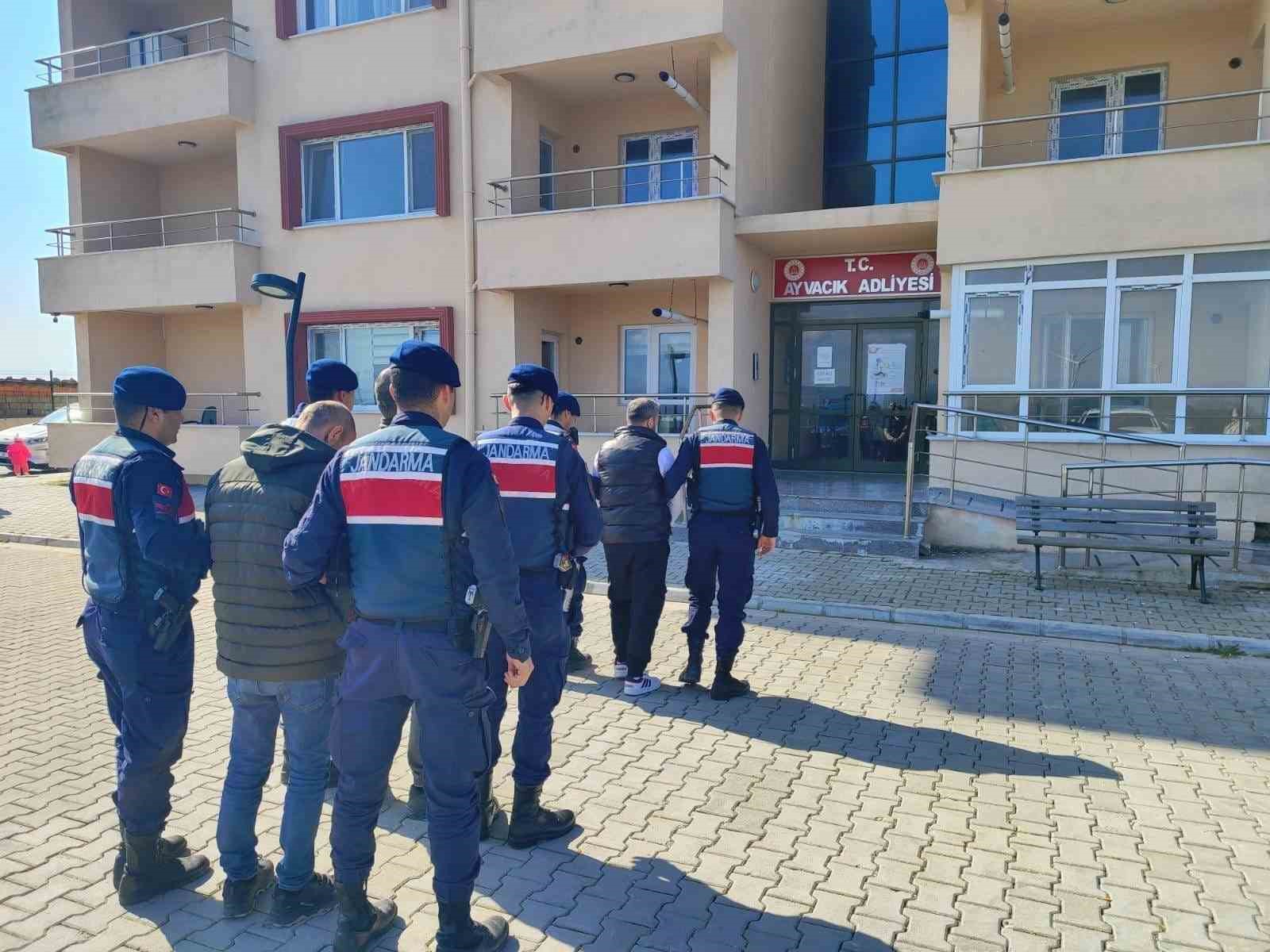 Ayvacık’ta 9 kaçak göçmen yakalandı, 2 organizatör tutuklandı