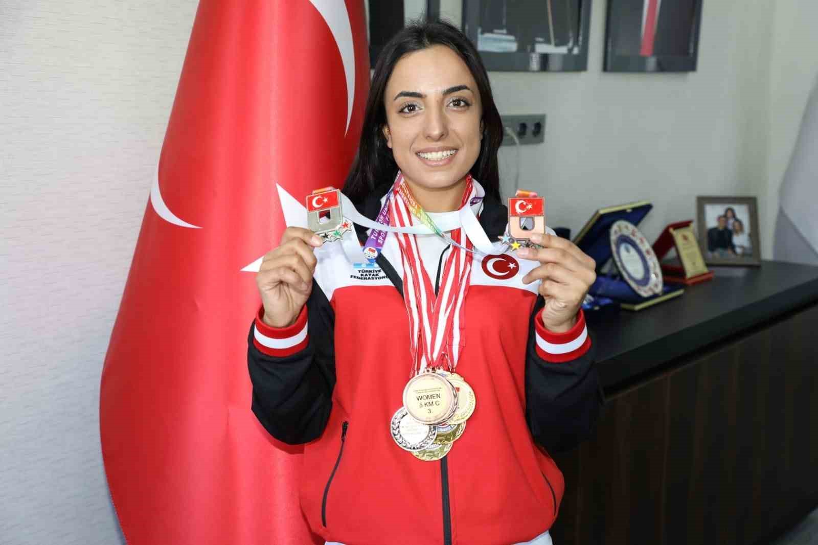 Ağrılı Milli Kayakçı Seher Kaçmaz madalyaları topladı