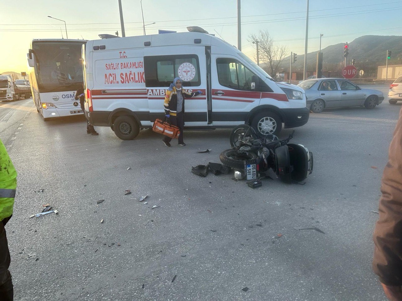 Kırmızı ışıkta geçen motosiklet, otomobille çarpıştı: 1 yaralı