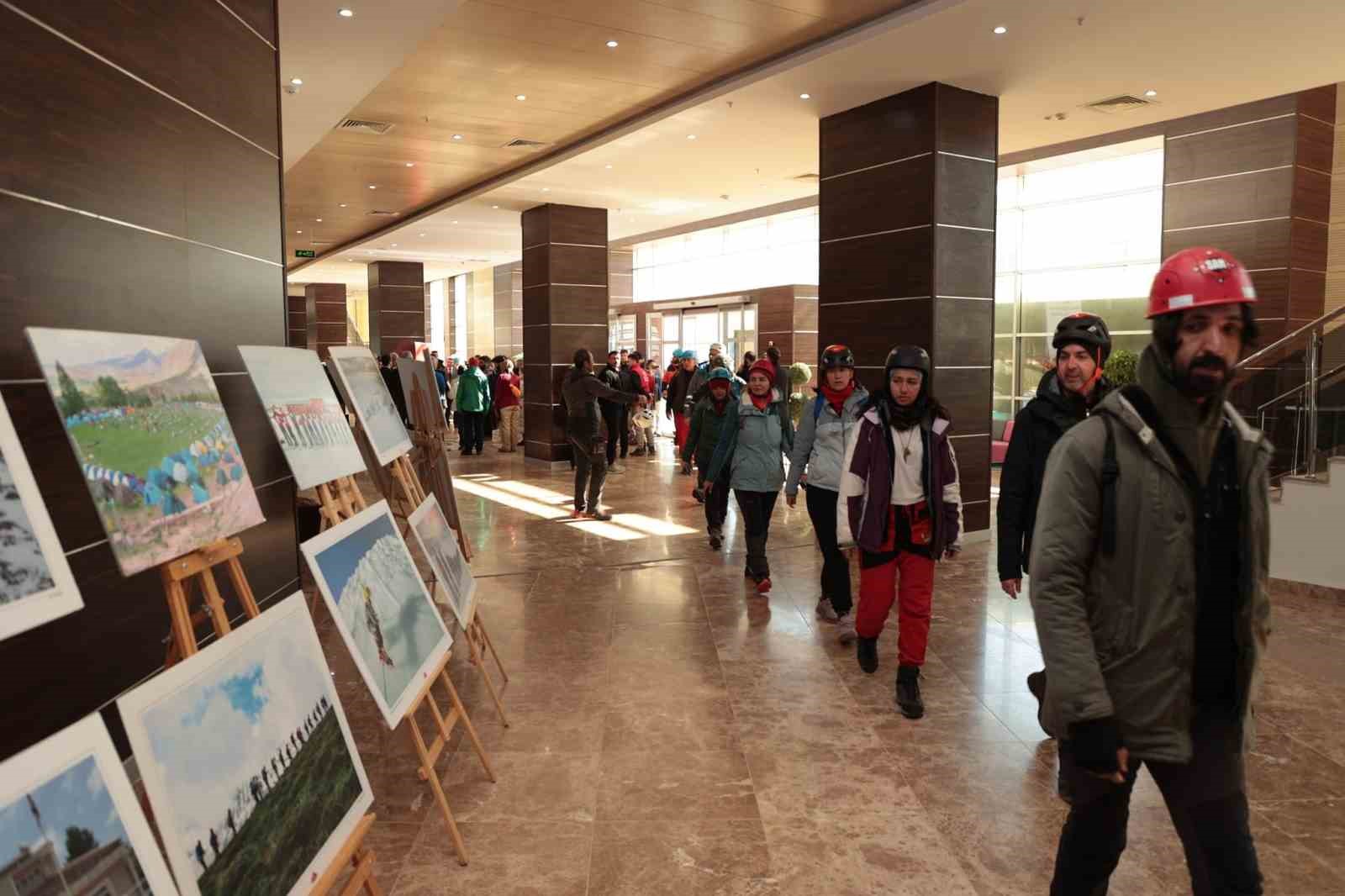 Muş’ta "Dağcılık" temalı fotoğraf sergisi büyük beğeni topladı
