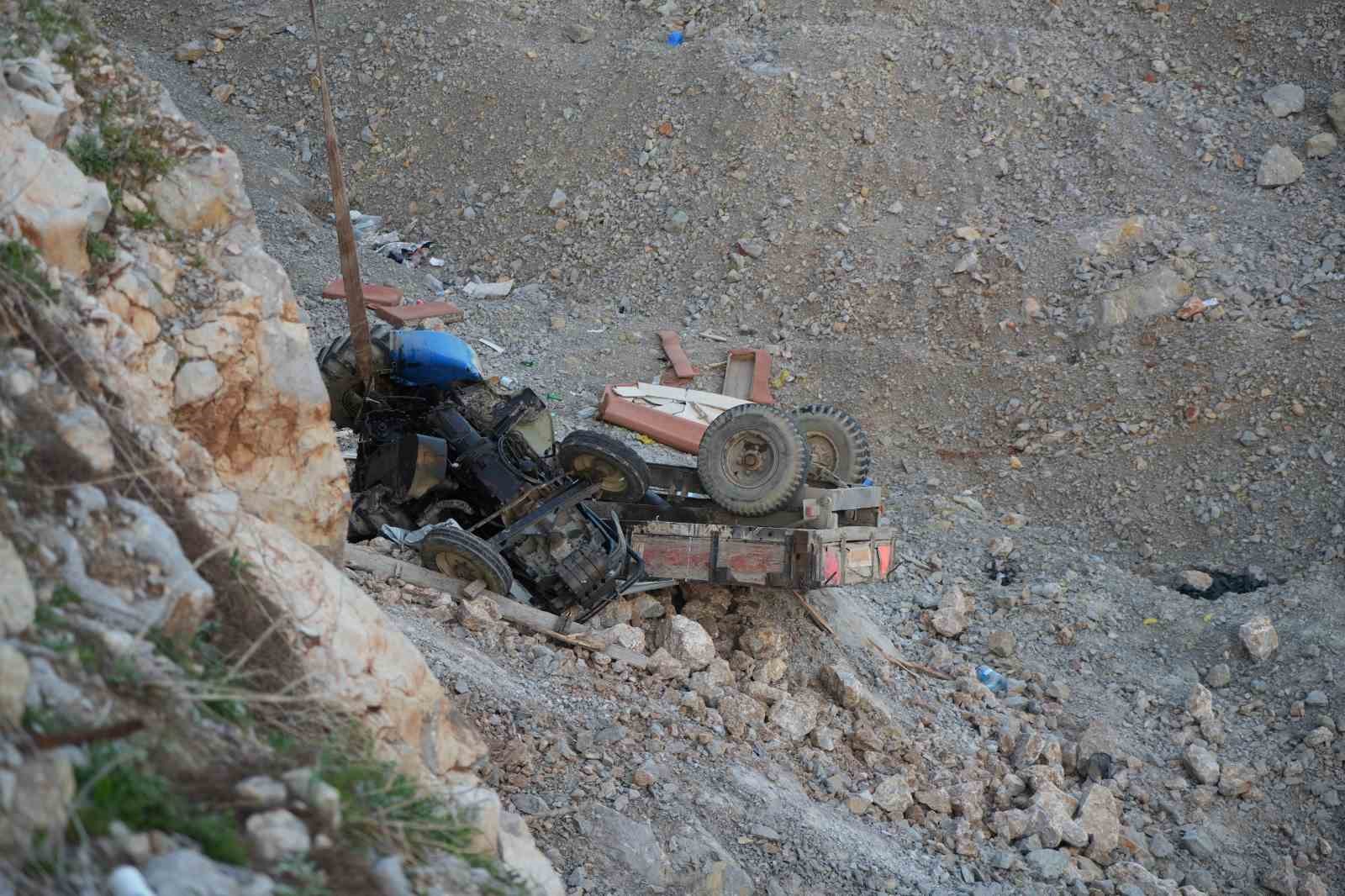 Trakt&ouml;r 20 metrelik şarampole yuvarlandı, s&uuml;r&uuml;c&uuml;s&uuml; &ouml;ld&uuml;

