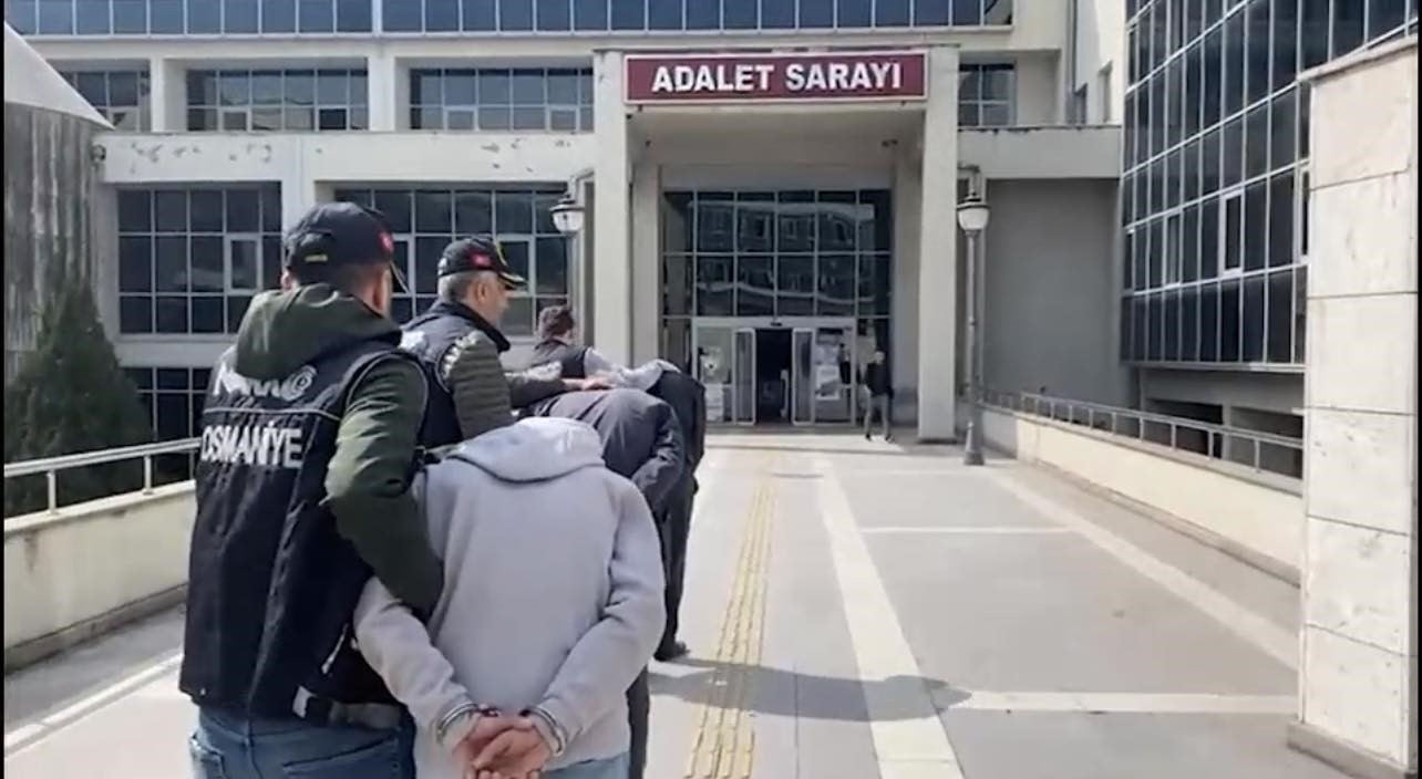 Osmaniye’de kovalama sonucu durdurulan 2 otomobilden uyuşturucu çıktı
