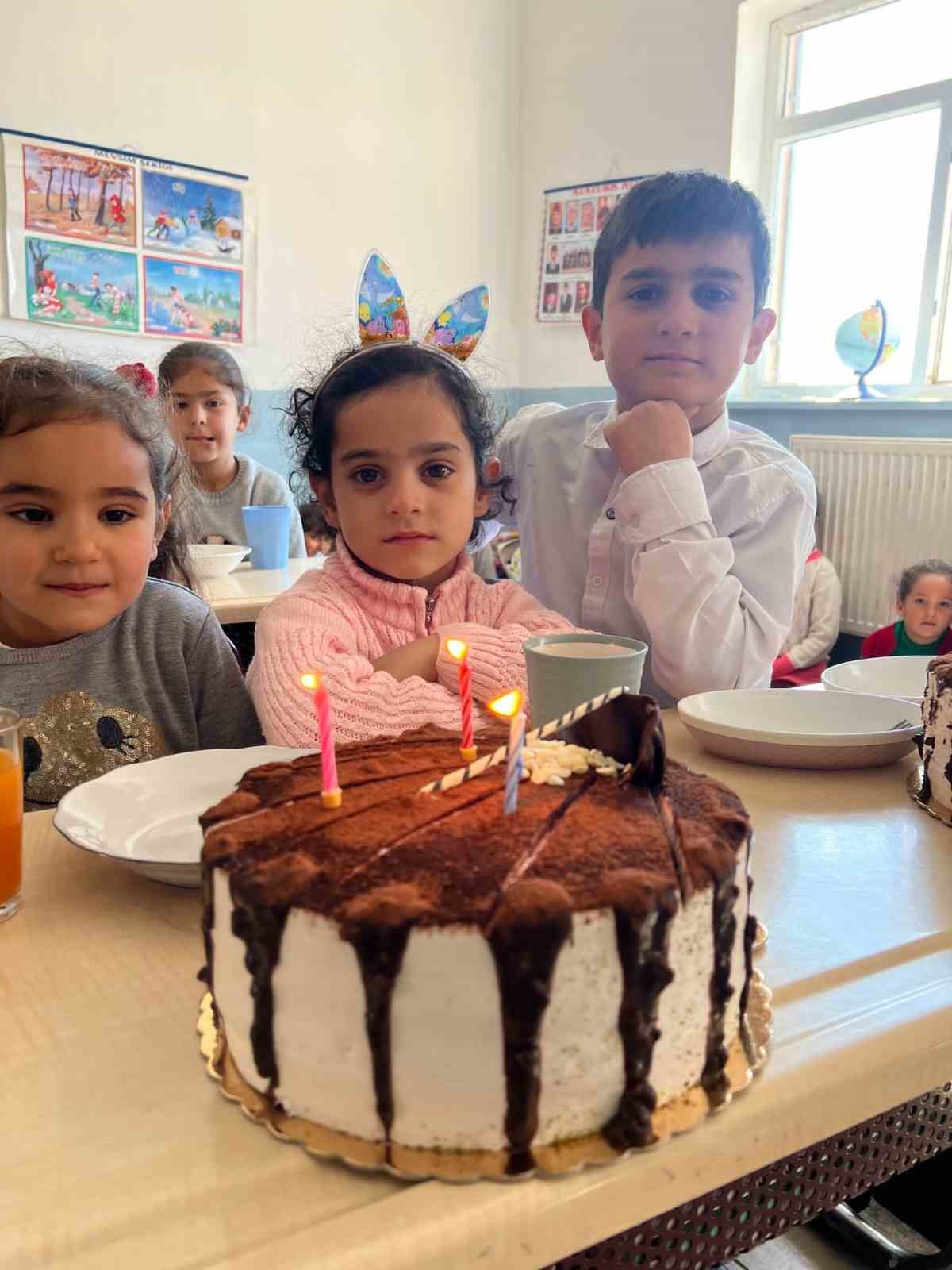 Tutak’ta 25 öğrenciye doğum günü sürprizi