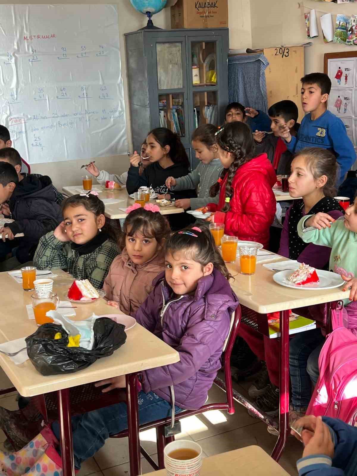 Tutak&rsquo;ta 25 &ouml;ğrenciye doğum g&uuml;n&uuml; s&uuml;rprizi

