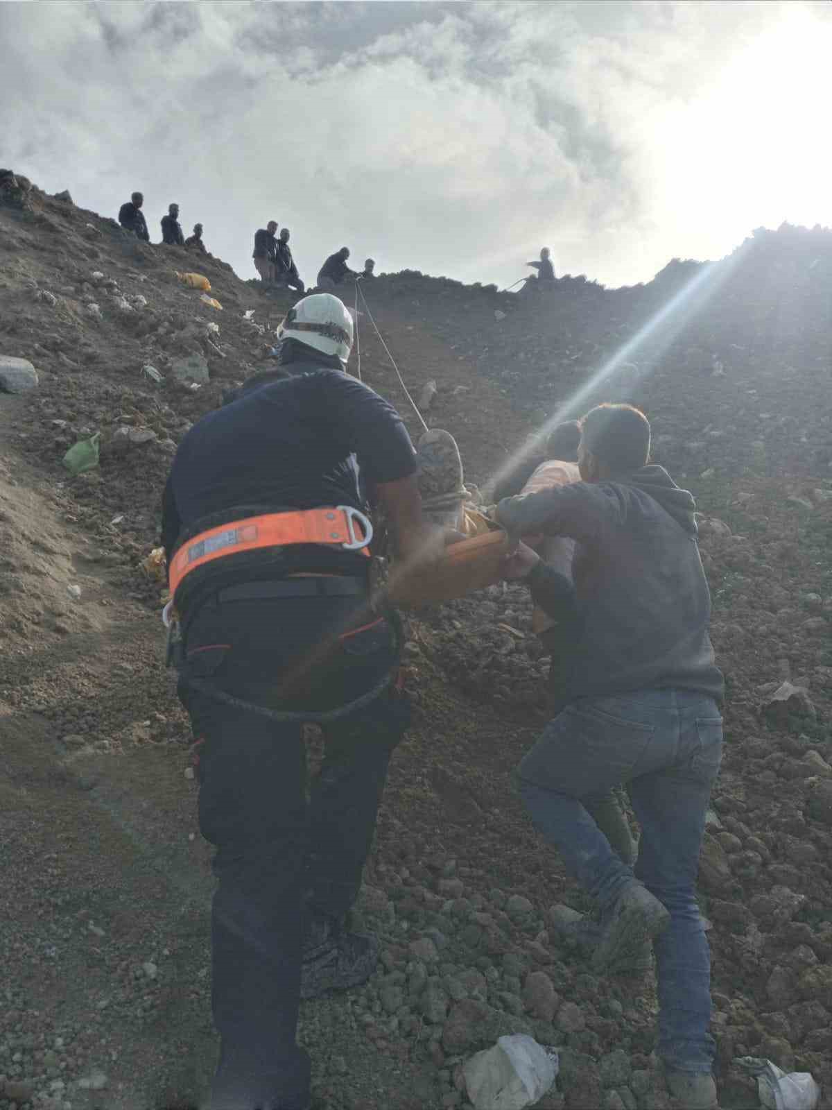 &Uuml;zerine kaya devrilen şahıs yaralandı
