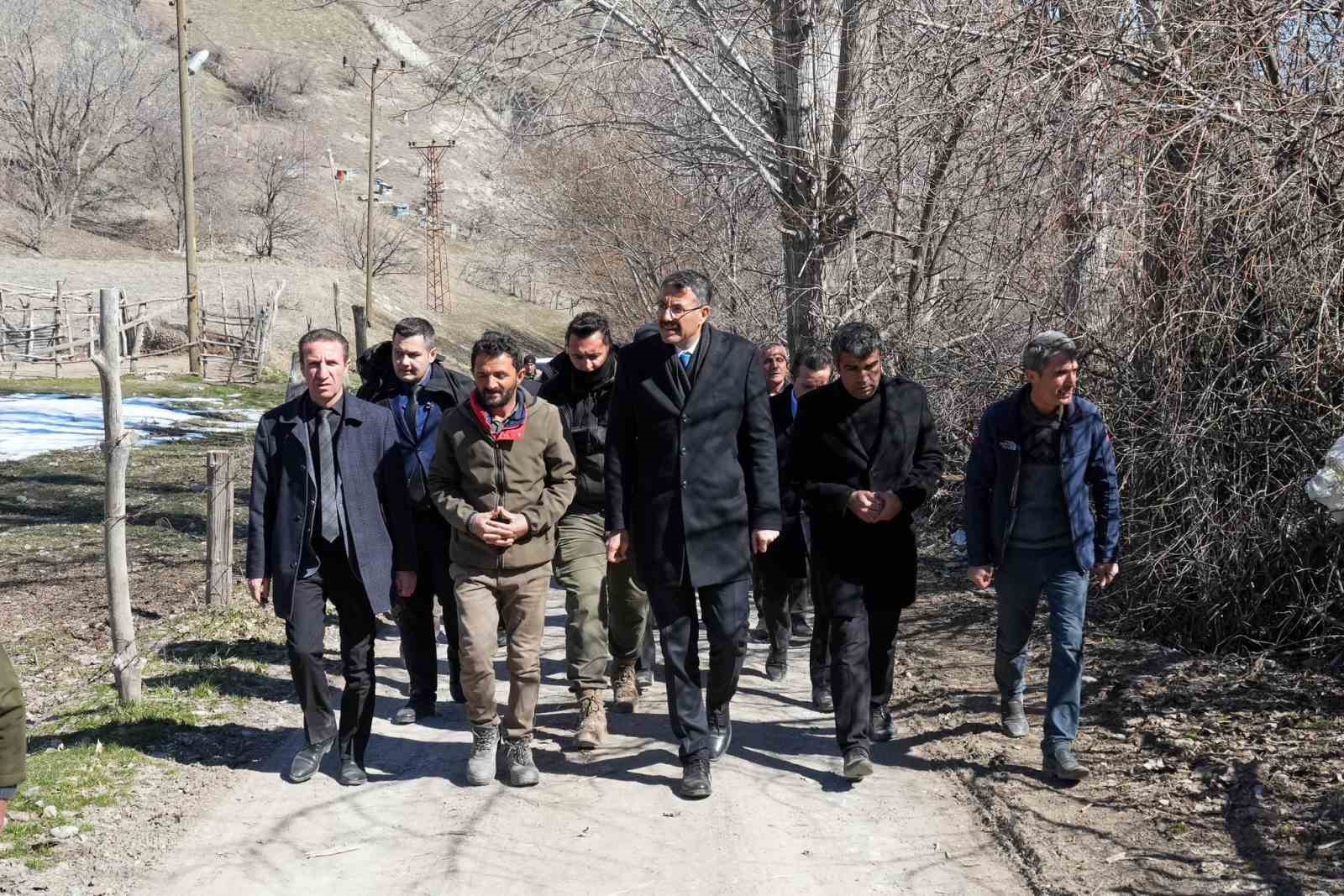 Vali &Ccedil;elik, k&ouml;ylerdeki vatandaşların evine konuk oldu
