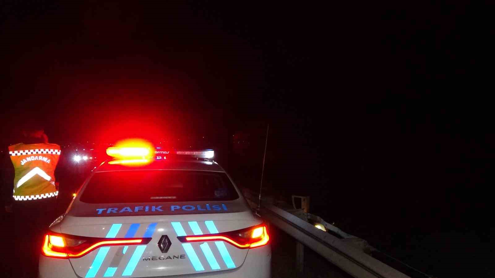 Şarampole yuvarlanan ara&ccedil;ta aynı aileden 4 kişi yaralandı
