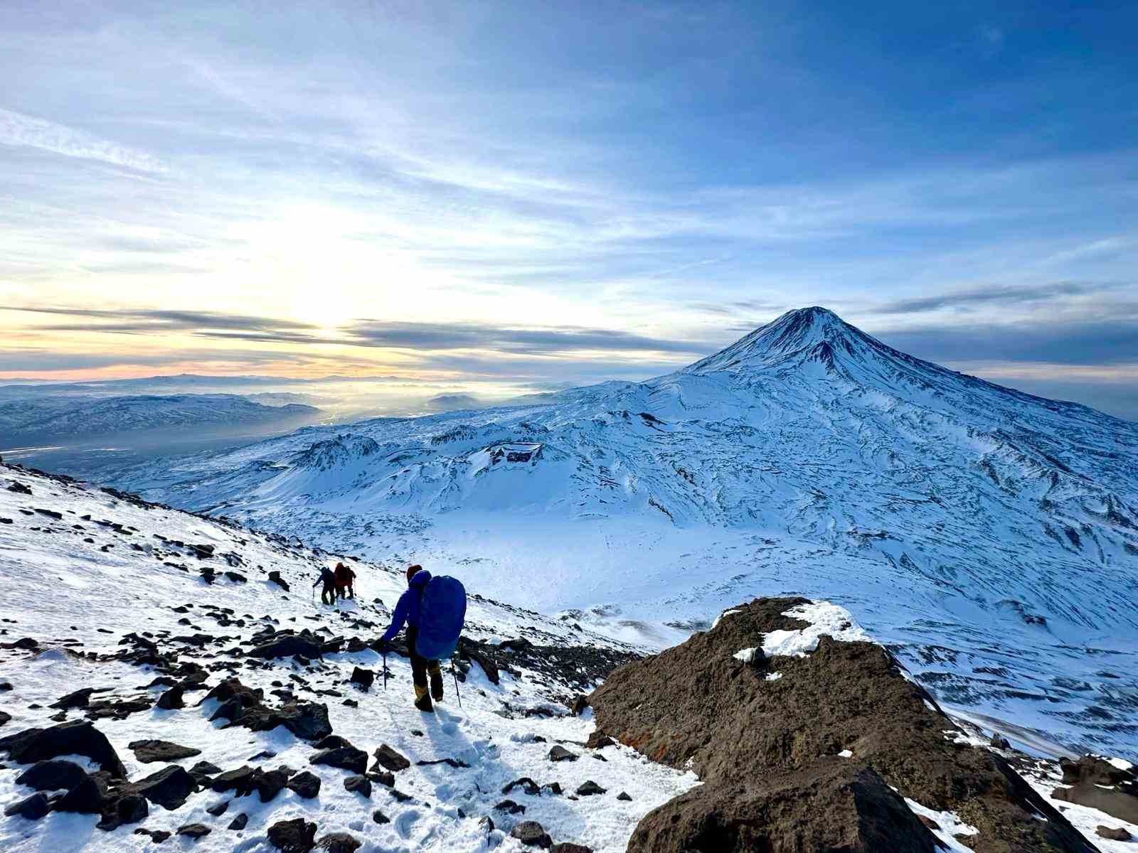 Dağcılar Küçük Ağrı Dağı’nın zirvesine ulaştı